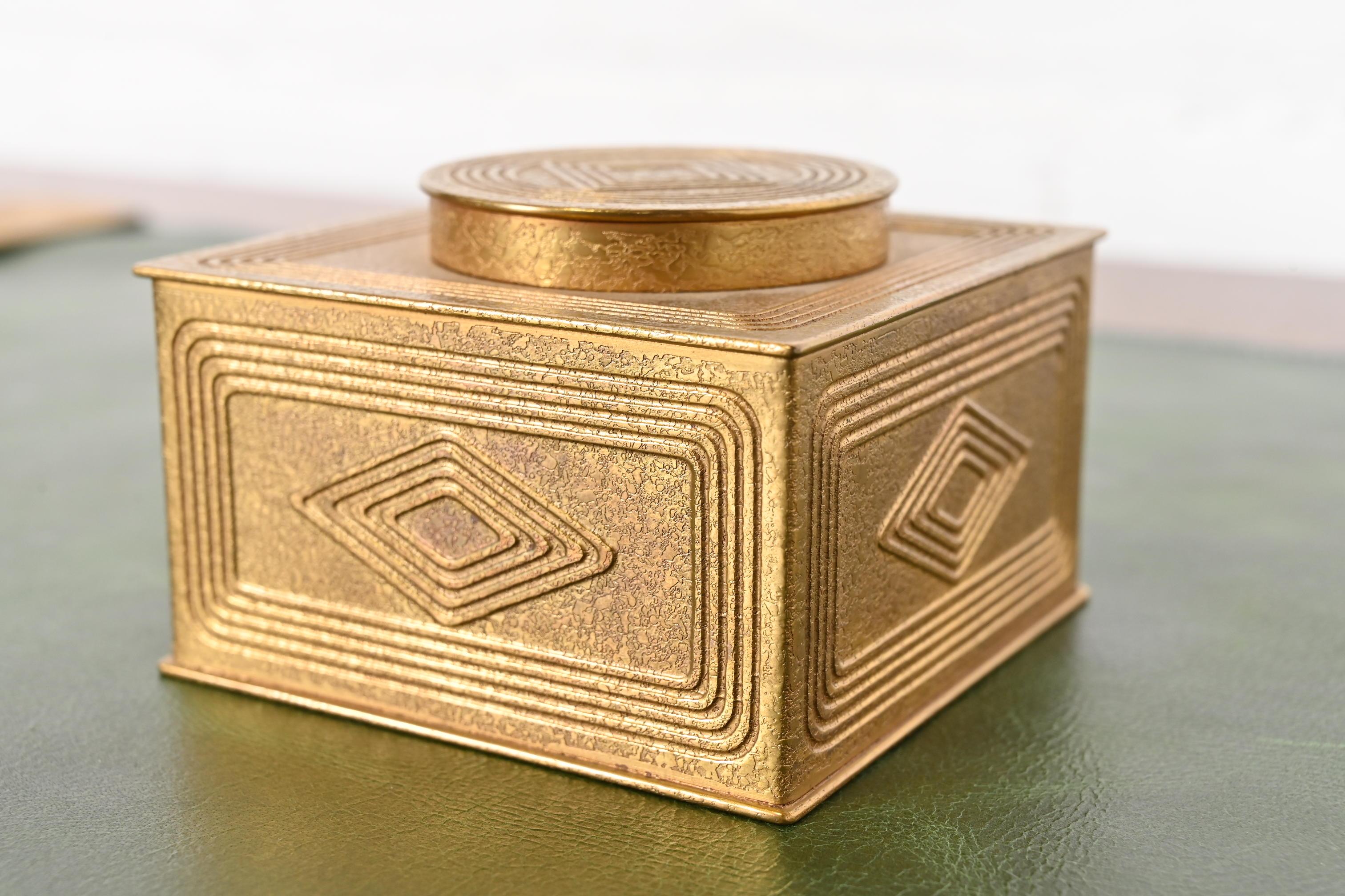 Tiffany Studios New York Graduate Pattern Bronze Doré Tintenfass (amerikanisch) im Angebot