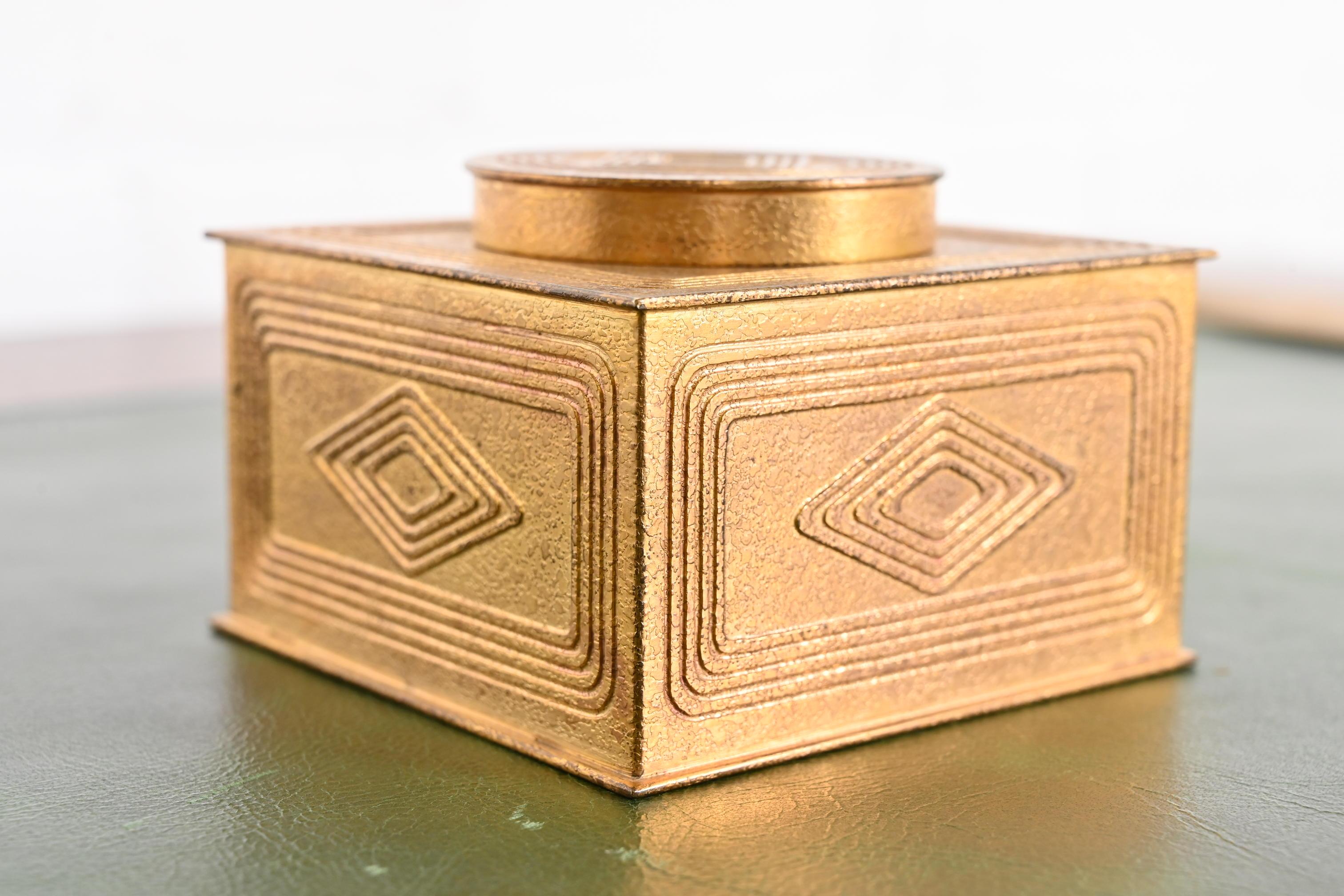 Tiffany Studios New York Graduate Pattern Bronze Doré Tintenfass im Zustand „Gut“ im Angebot in South Bend, IN