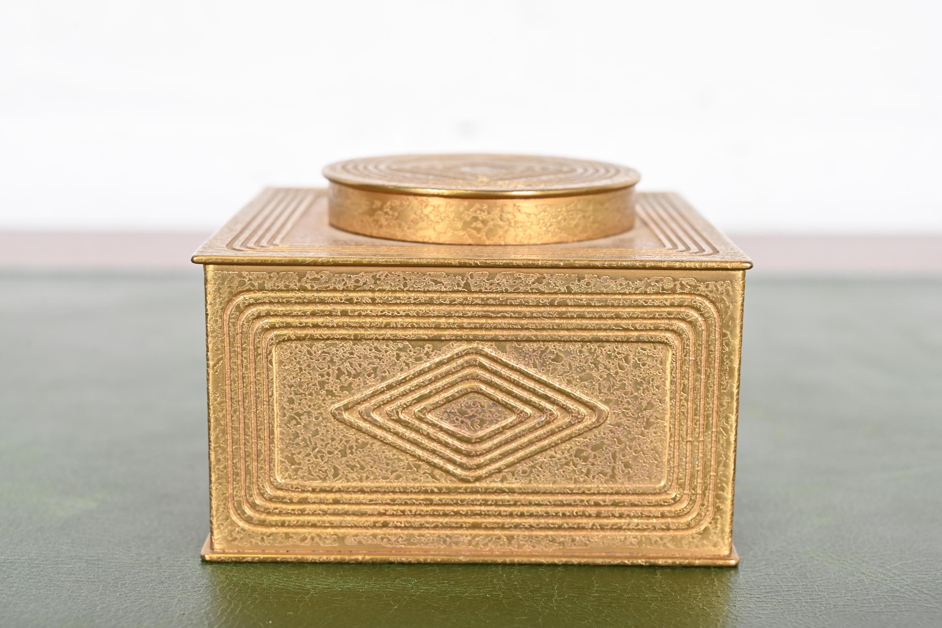 Tiffany Studios New York Graduate Pattern Bronze Doré Tintenfass im Zustand „Gut“ im Angebot in South Bend, IN