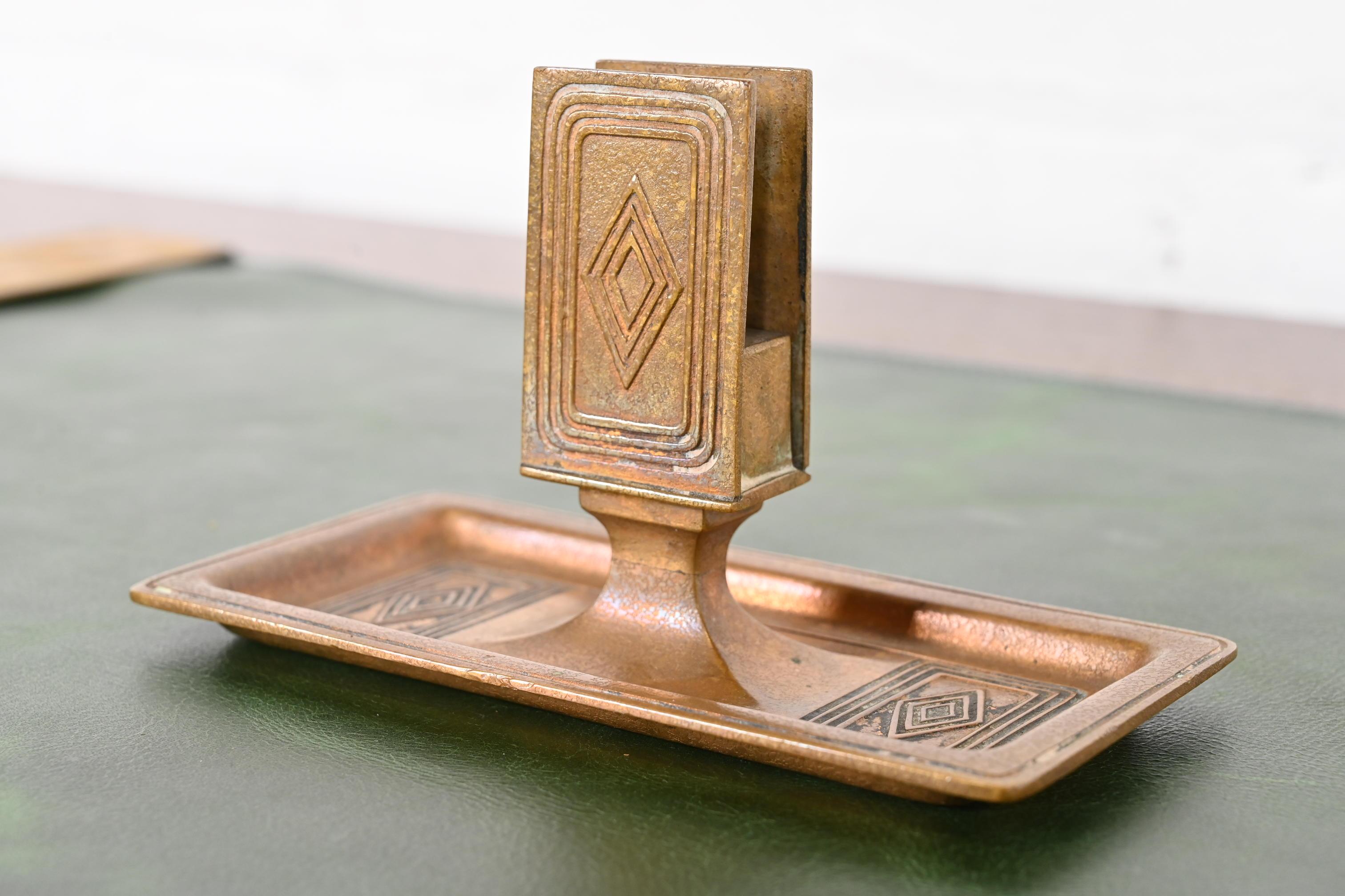 Una splendida scatola di fiammiferi antica in stile Arts & Crafts o Art Deco in bronzo dorato con motivo 