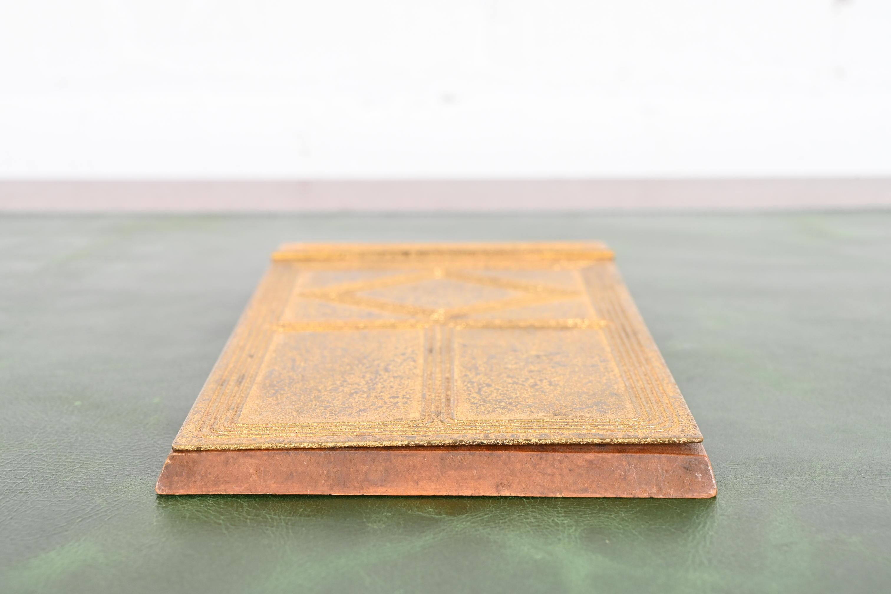 Tiffany Studios New York Graduate Pattern Bronze Doré Notizblock-Halter im Zustand „Gut“ im Angebot in South Bend, IN