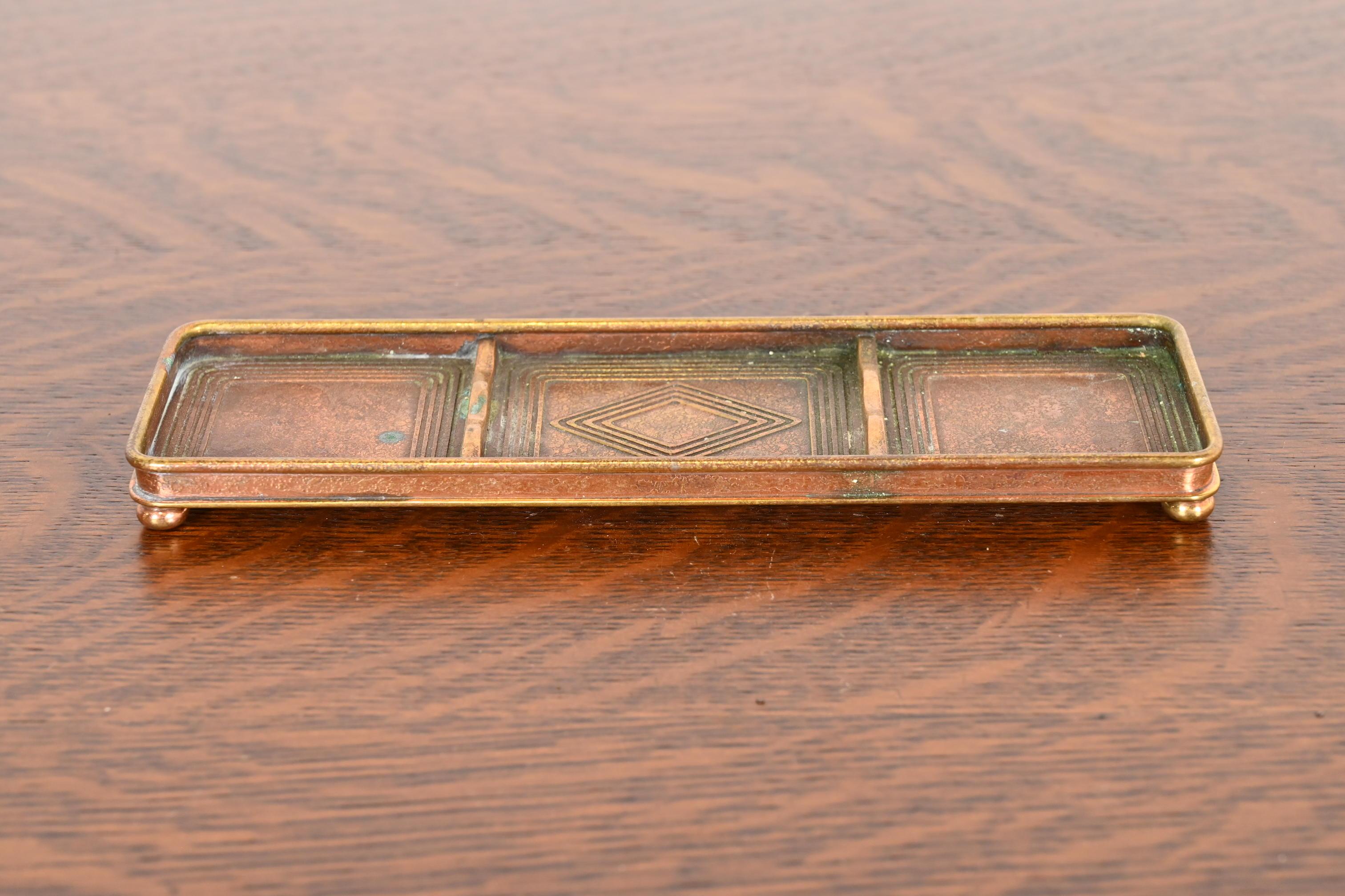 Tiffany Studios New York Graduate Pattern Bronze Doré Stifttablett (amerikanisch) im Angebot