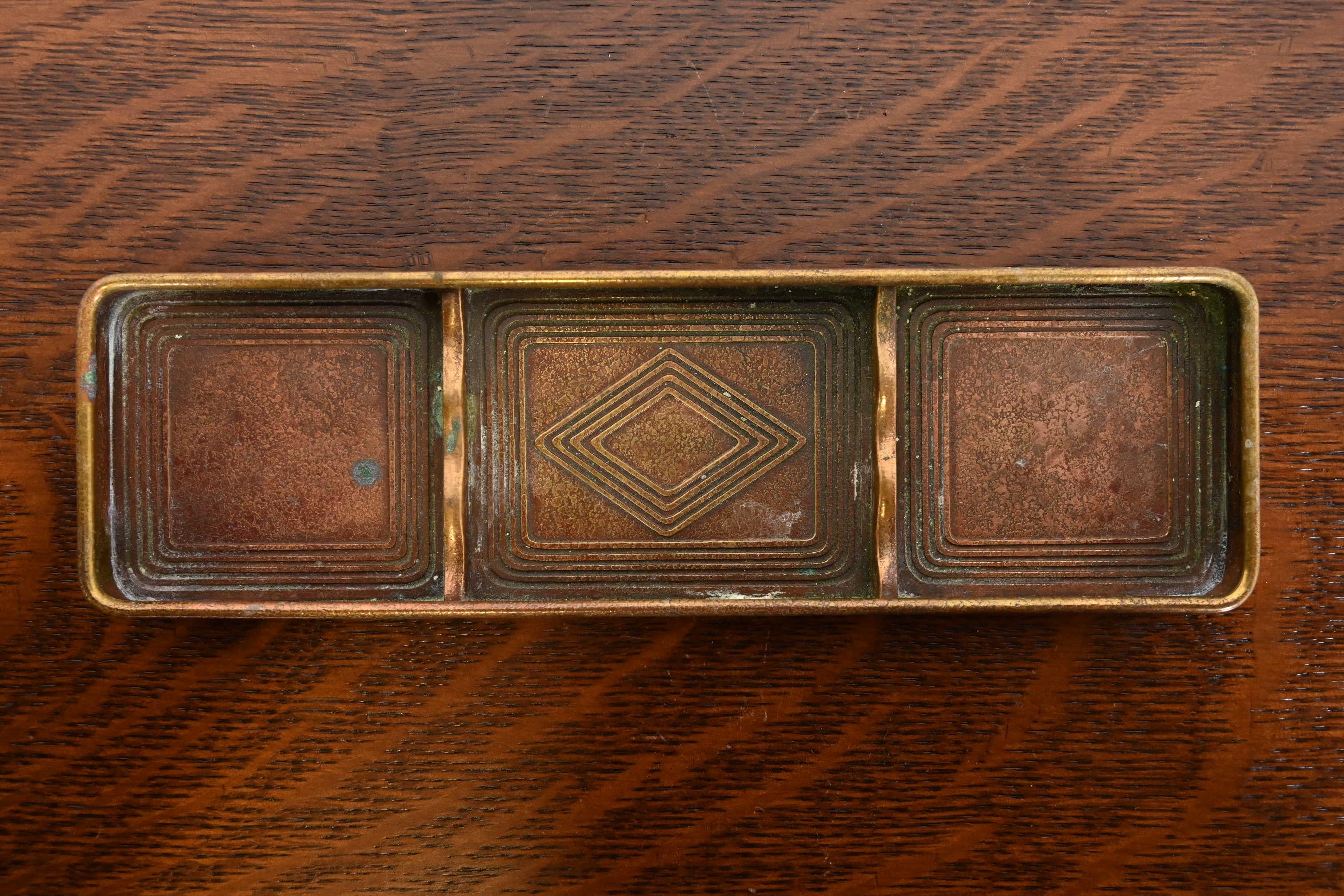 Tiffany Studios New York Graduate Pattern Bronze Doré Stifttablett im Zustand „Gut“ im Angebot in South Bend, IN
