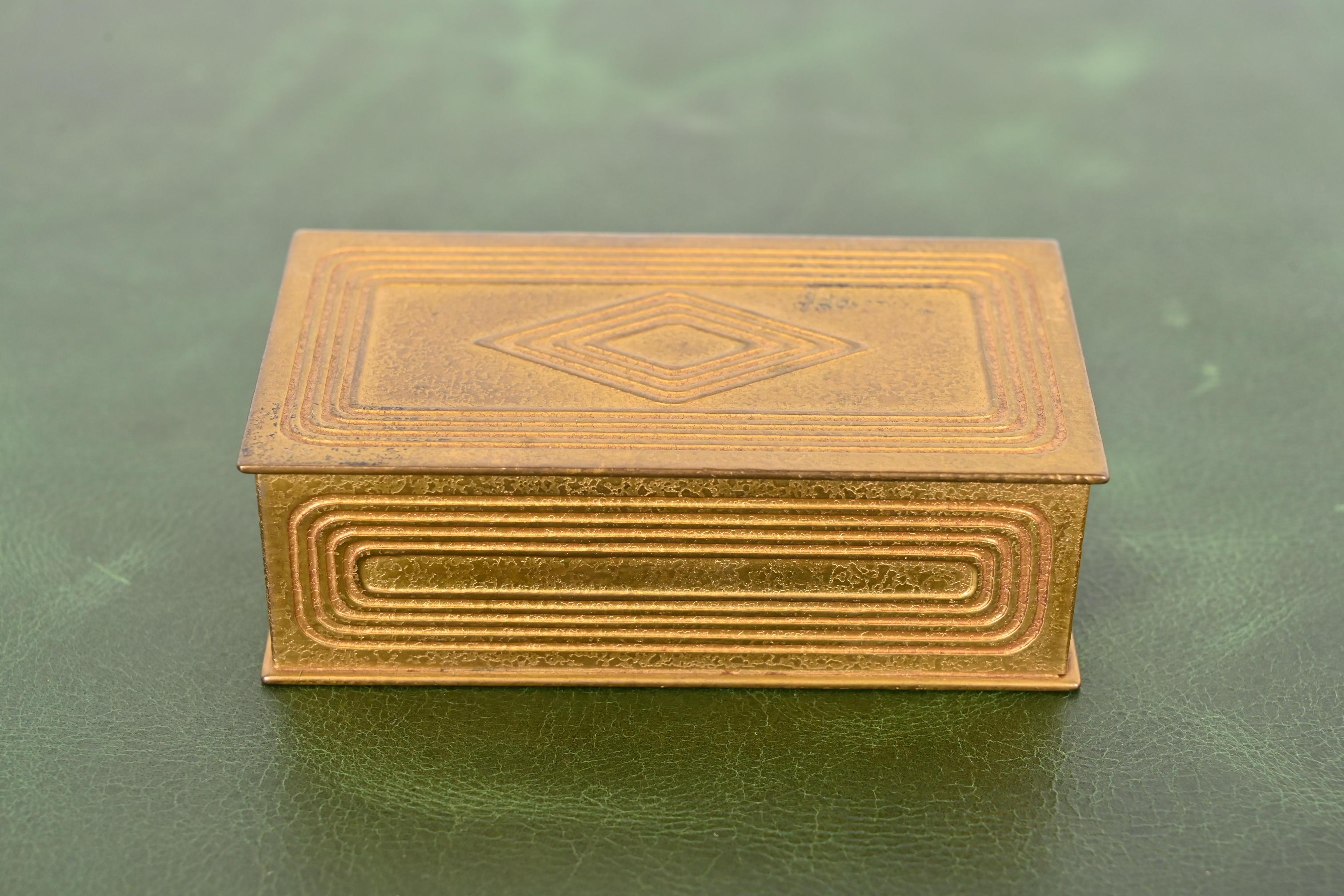 Tiffany Studios New York Graduate Pattern Bronze Doré Stempel Box (Arts and Crafts) im Angebot