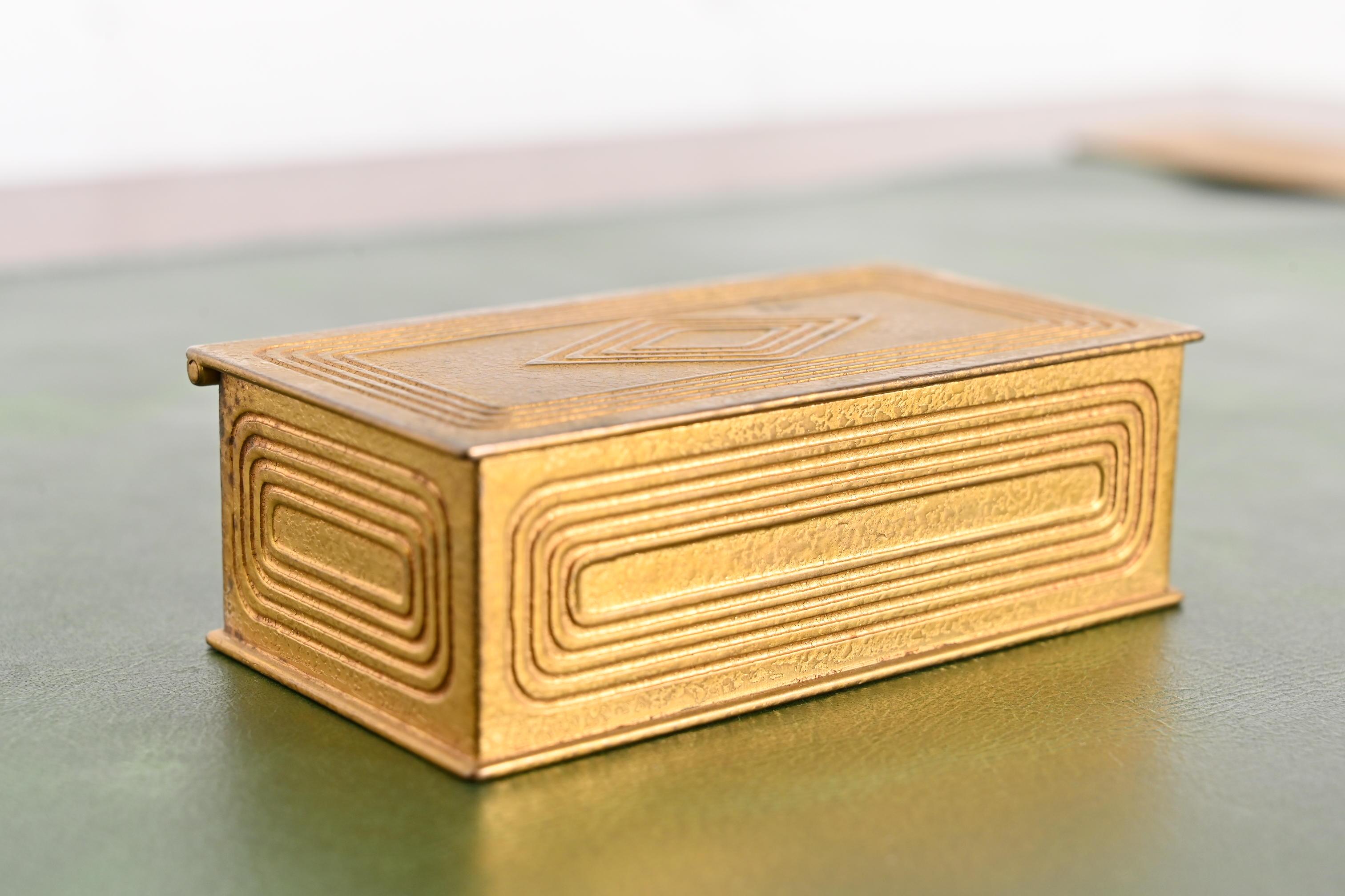 Tiffany Studios New York Graduate Pattern Bronze Doré Stempel Box (amerikanisch) im Angebot