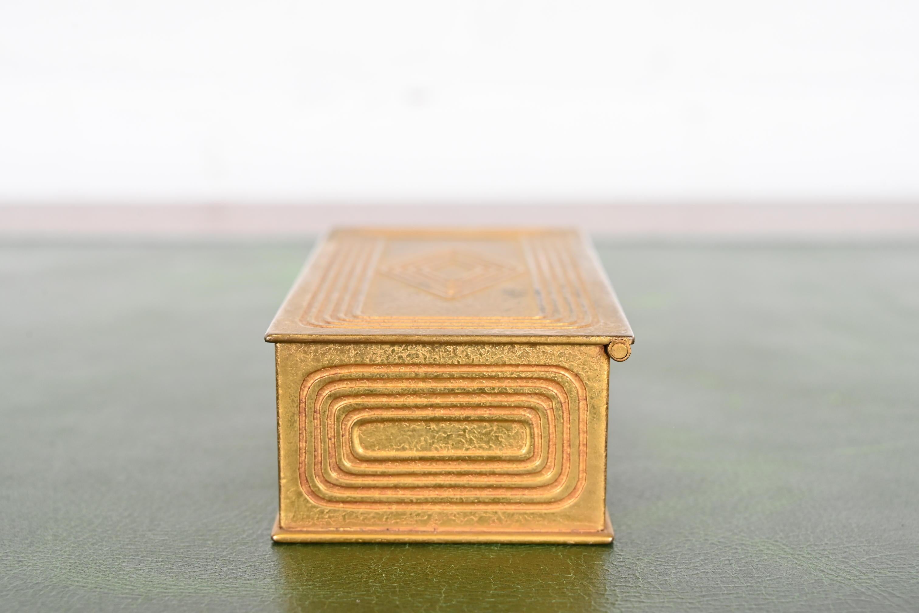 Tiffany Studios New York Graduate Pattern Bronze Doré Stempel Box (20. Jahrhundert) im Angebot
