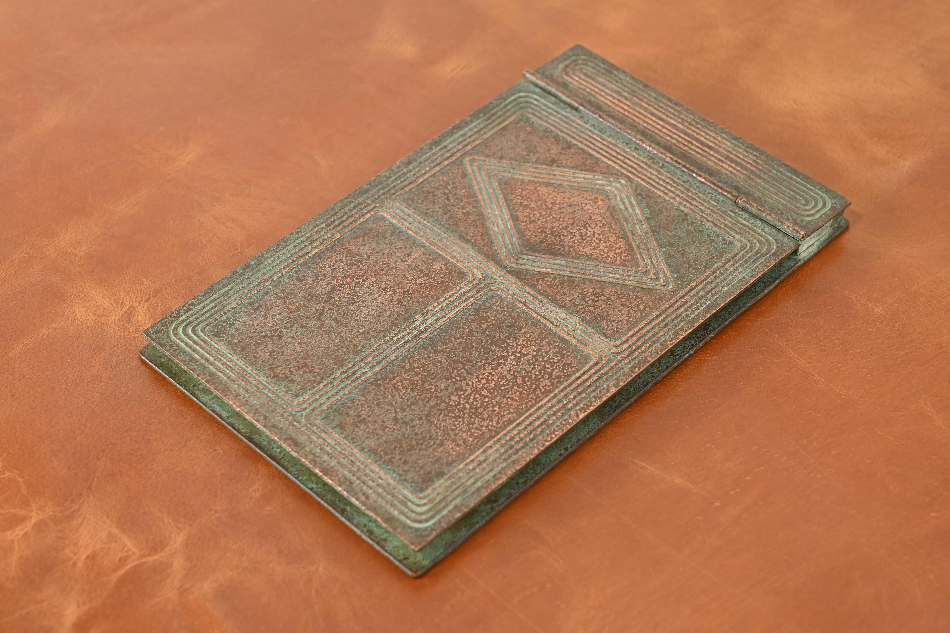 Tiffany Studios New York Notepad-halter aus Bronze mit Graduate-Muster (Arts and Crafts) im Angebot