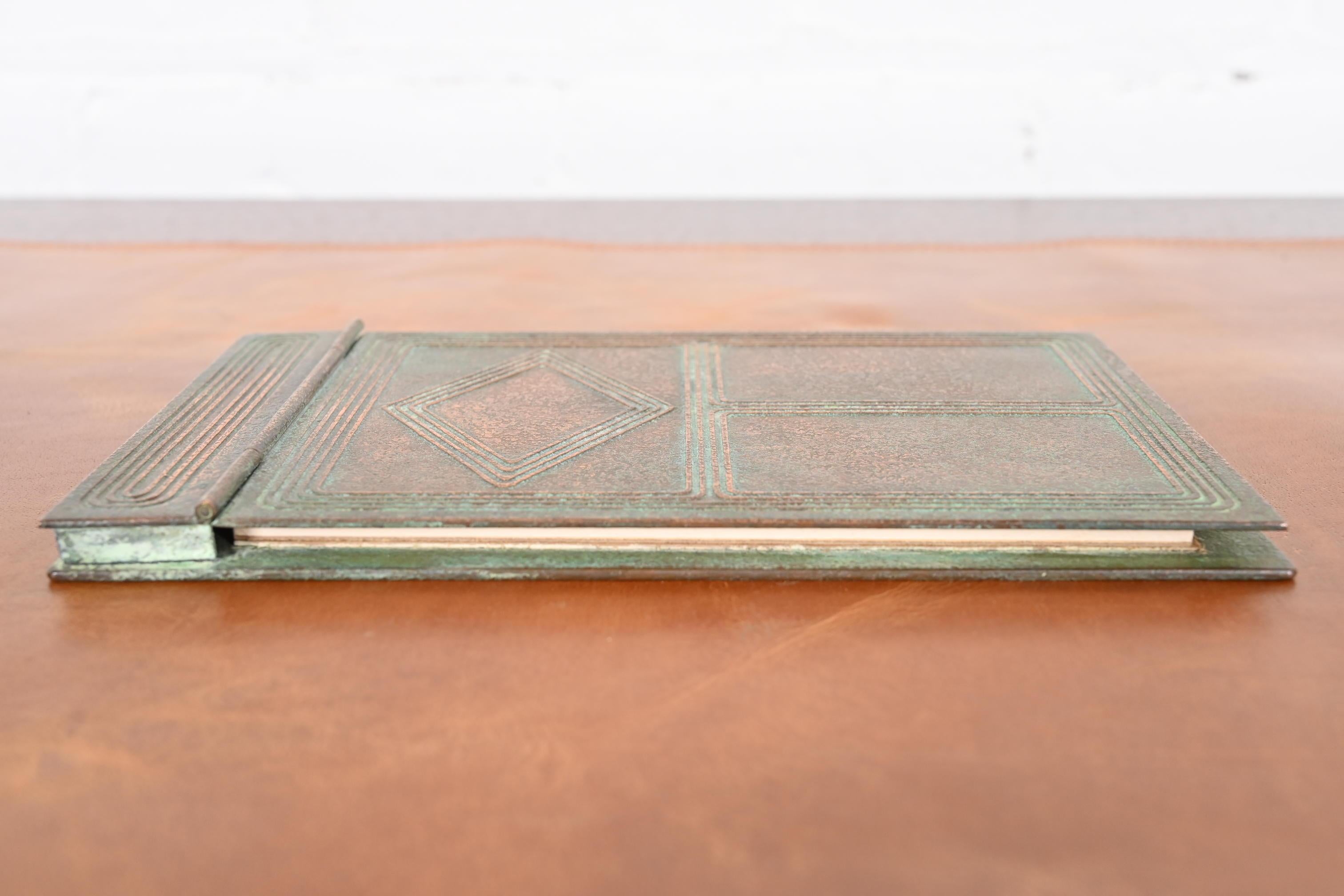 Tiffany Studios New York Notepad-halter aus Bronze mit Graduate-Muster im Angebot 2