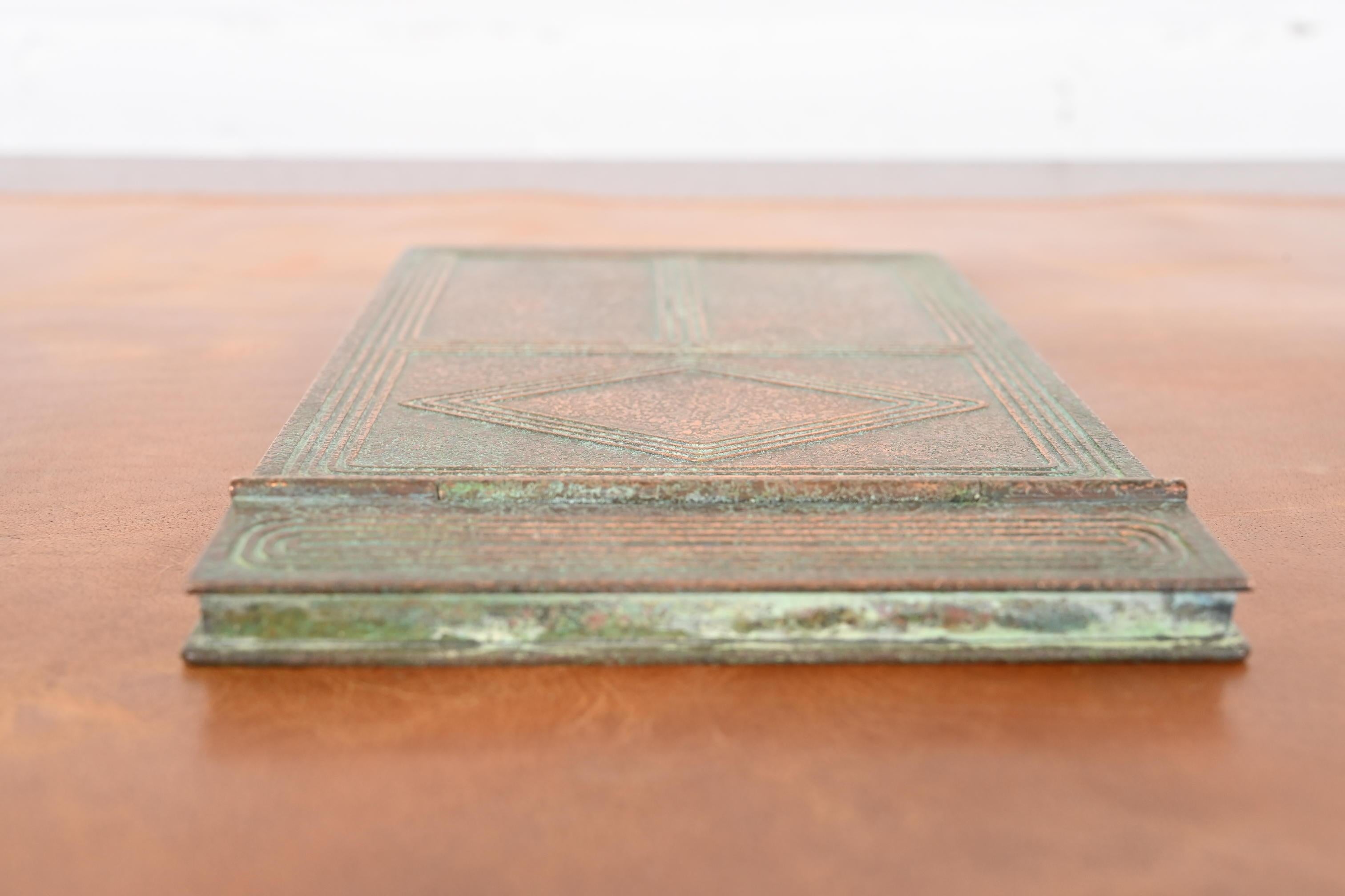 Tiffany Studios New York Notepad-halter aus Bronze mit Graduate-Muster im Angebot 3