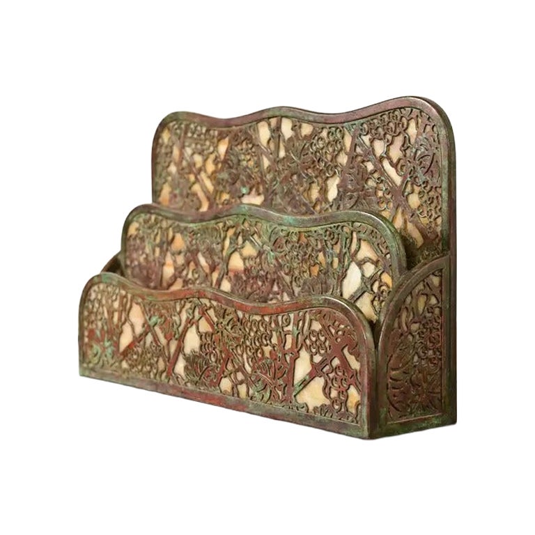 Porta lettere in bronzo e vetro scoria Favrile di Tiffany Studios New York in vendita