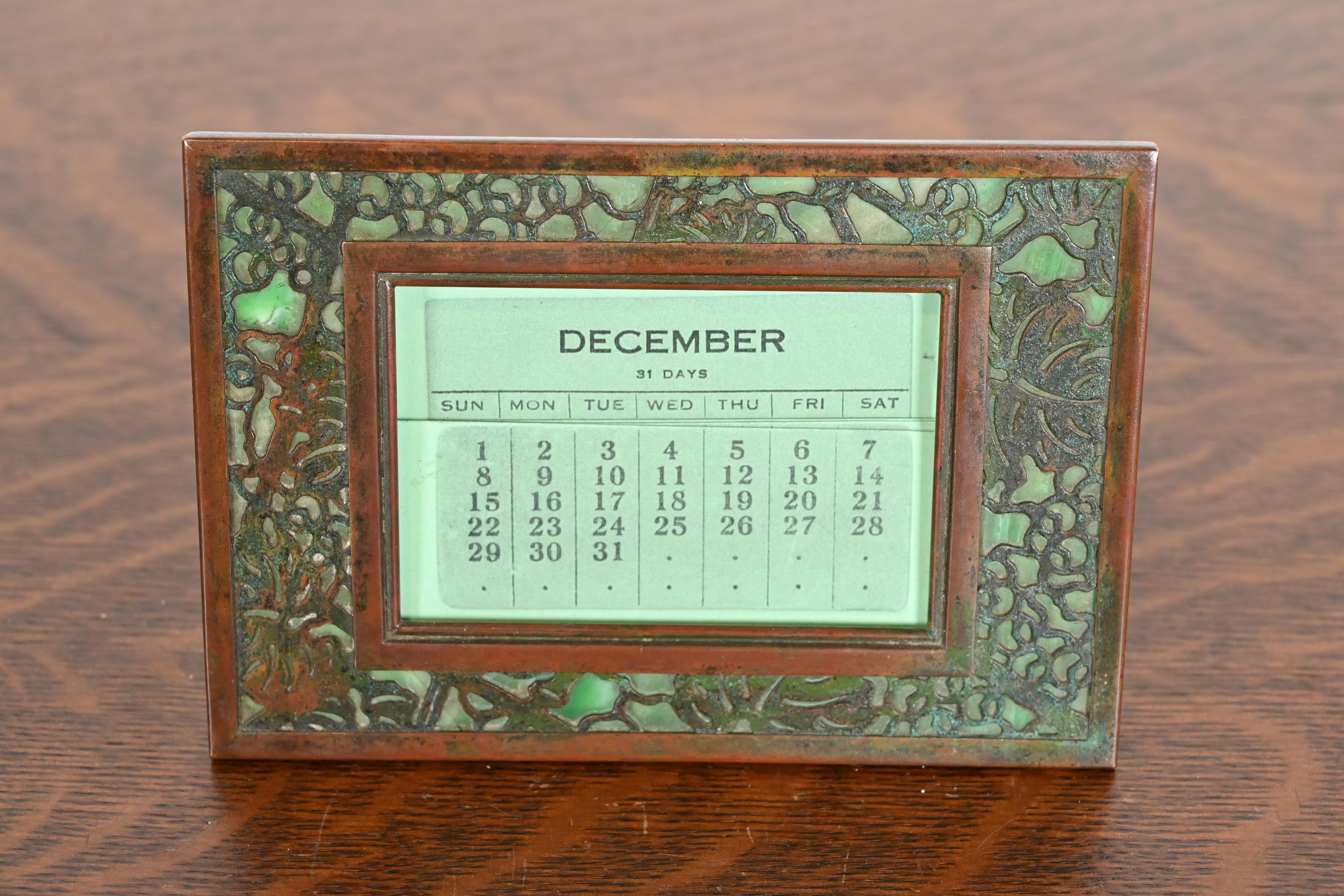 Tiffany Studios New York Grapevine Bronze und Schlacke Glas Schreibtisch Kalender Frame (Arts and Crafts) im Angebot