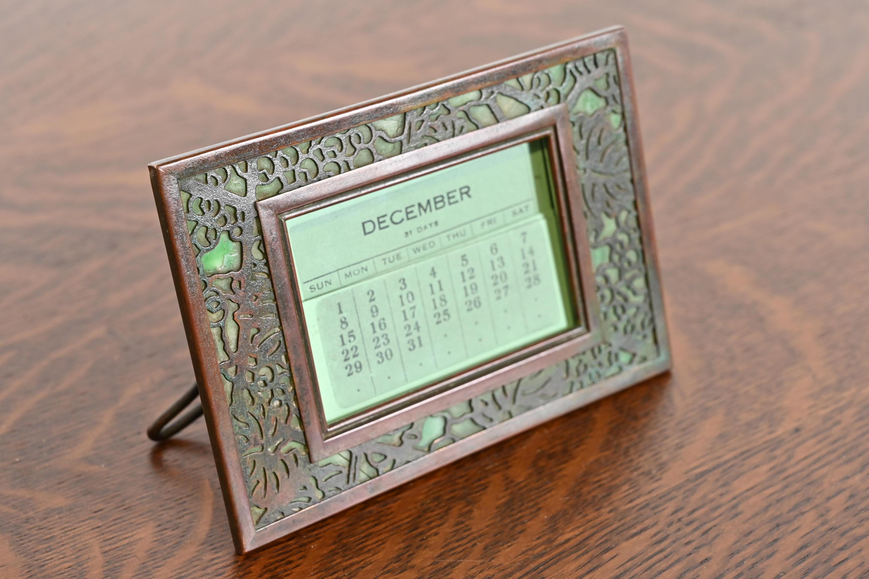Tiffany Studios New York Grapevine Bronze und Schlacke Glas Schreibtisch Kalender Frame im Zustand „Gut“ im Angebot in South Bend, IN