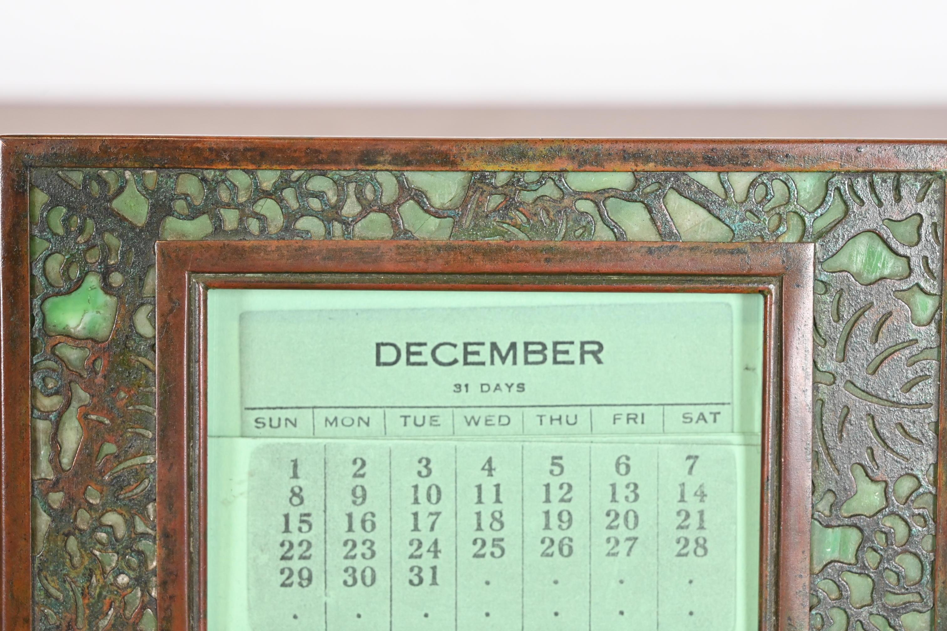 Tiffany Studios New York Grapevine Bronze und Schlacke Glas Schreibtisch Kalender Frame (20. Jahrhundert) im Angebot