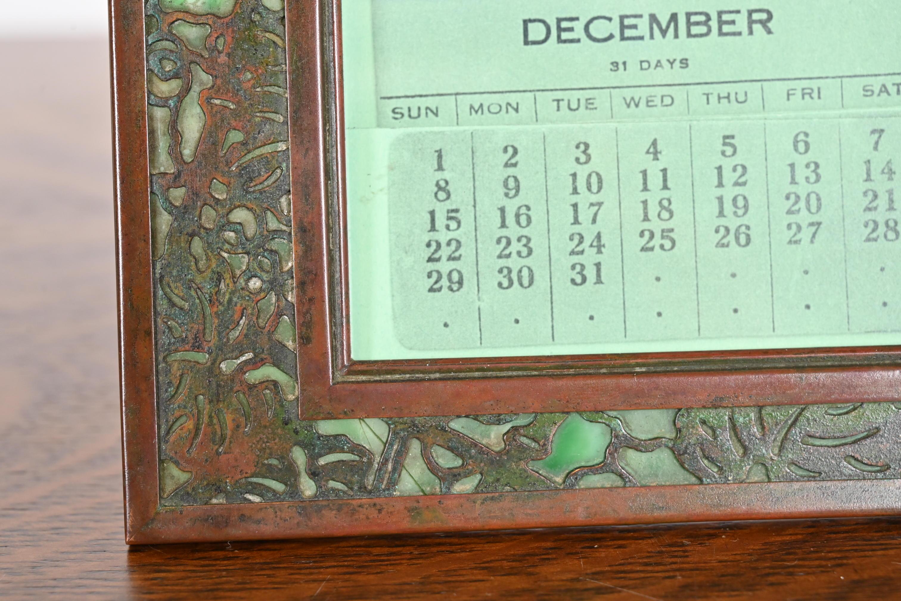Tiffany Studios New York Grapevine Bronze und Schlacke Glas Schreibtisch Kalender Frame im Angebot 1