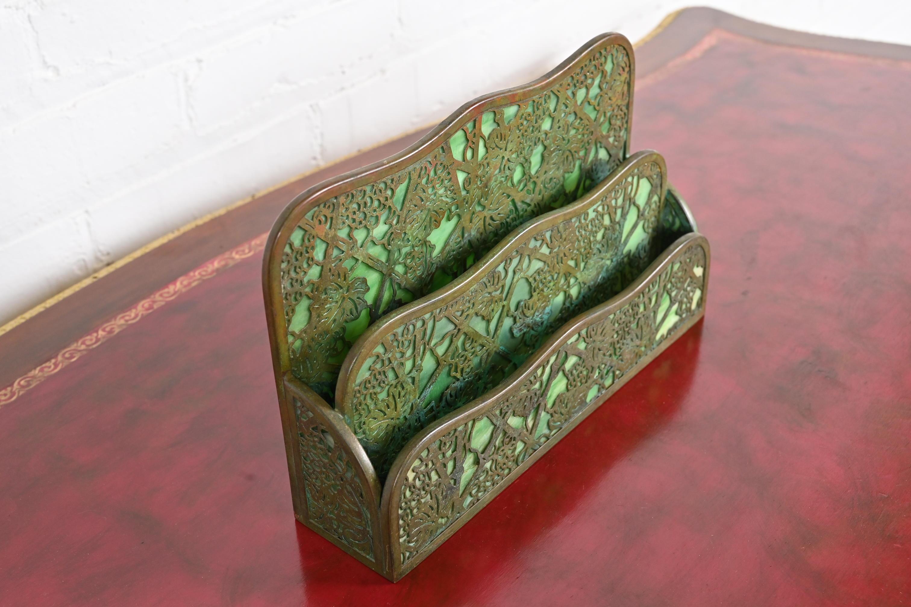 Tiffany Studios New York Porte-lettres en bronze Grapevine et verre Slag en vente 1