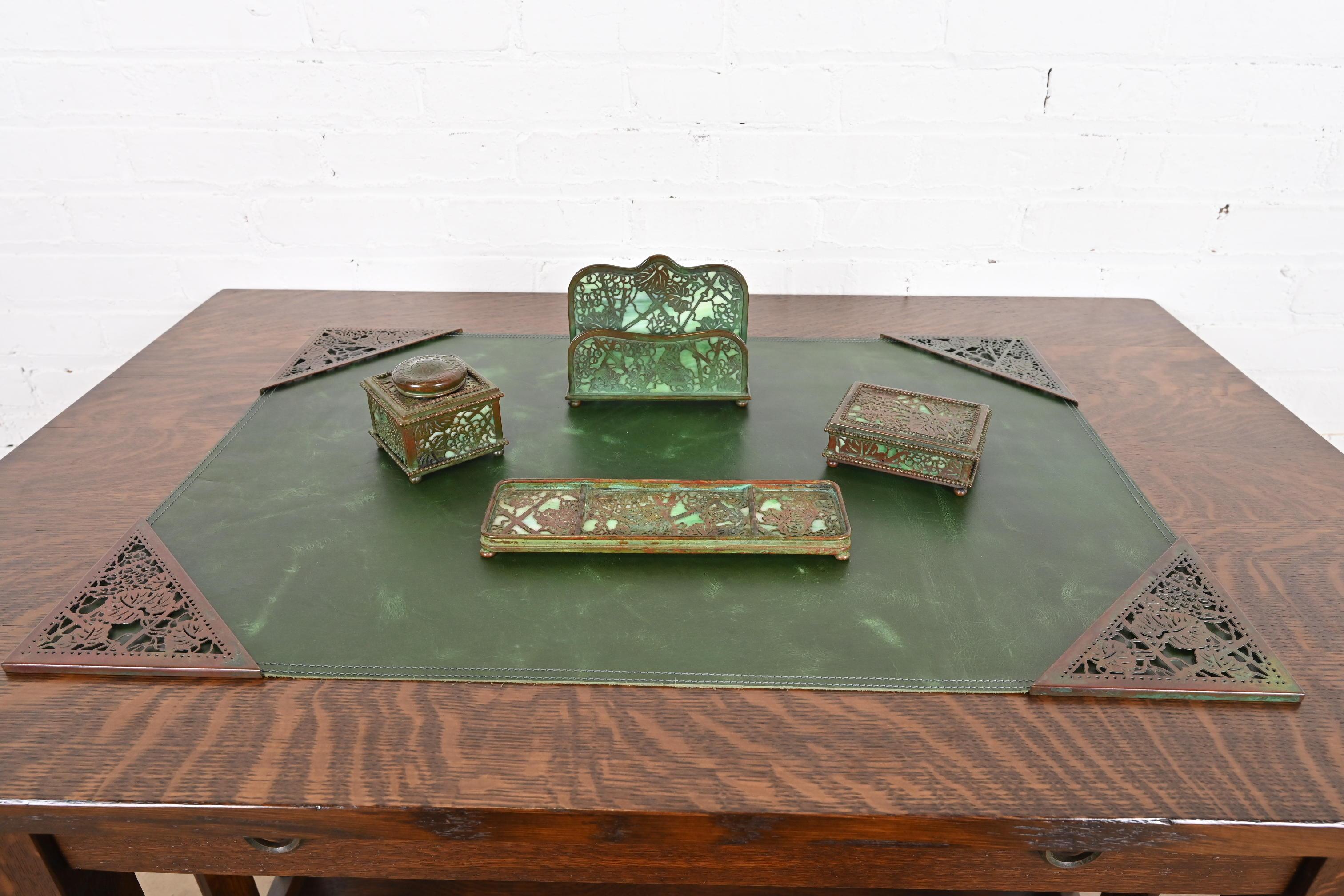 Tiffany Studios New York Weinreben-Bronze-Blatter-Ecken mit Schreibtisch-Blatter im Angebot 6
