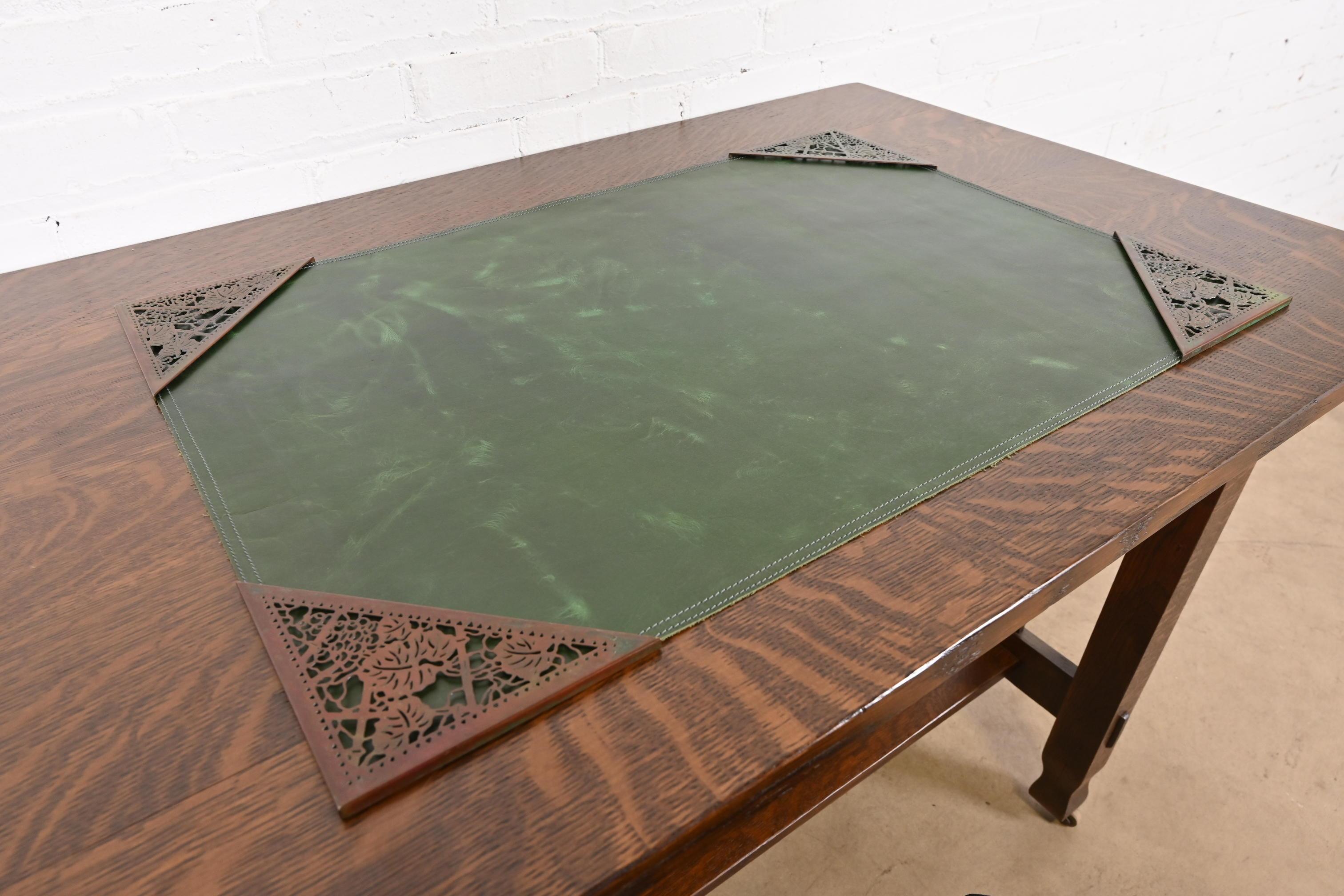 Tiffany Studios New York Weinreben-Bronze-Blatter-Ecken mit Schreibtisch-Blatter im Zustand „Gut“ im Angebot in South Bend, IN