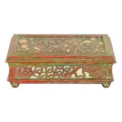 Tiffany Studios New York Boîte en bronze à motif de vigne et verre favrile Slag