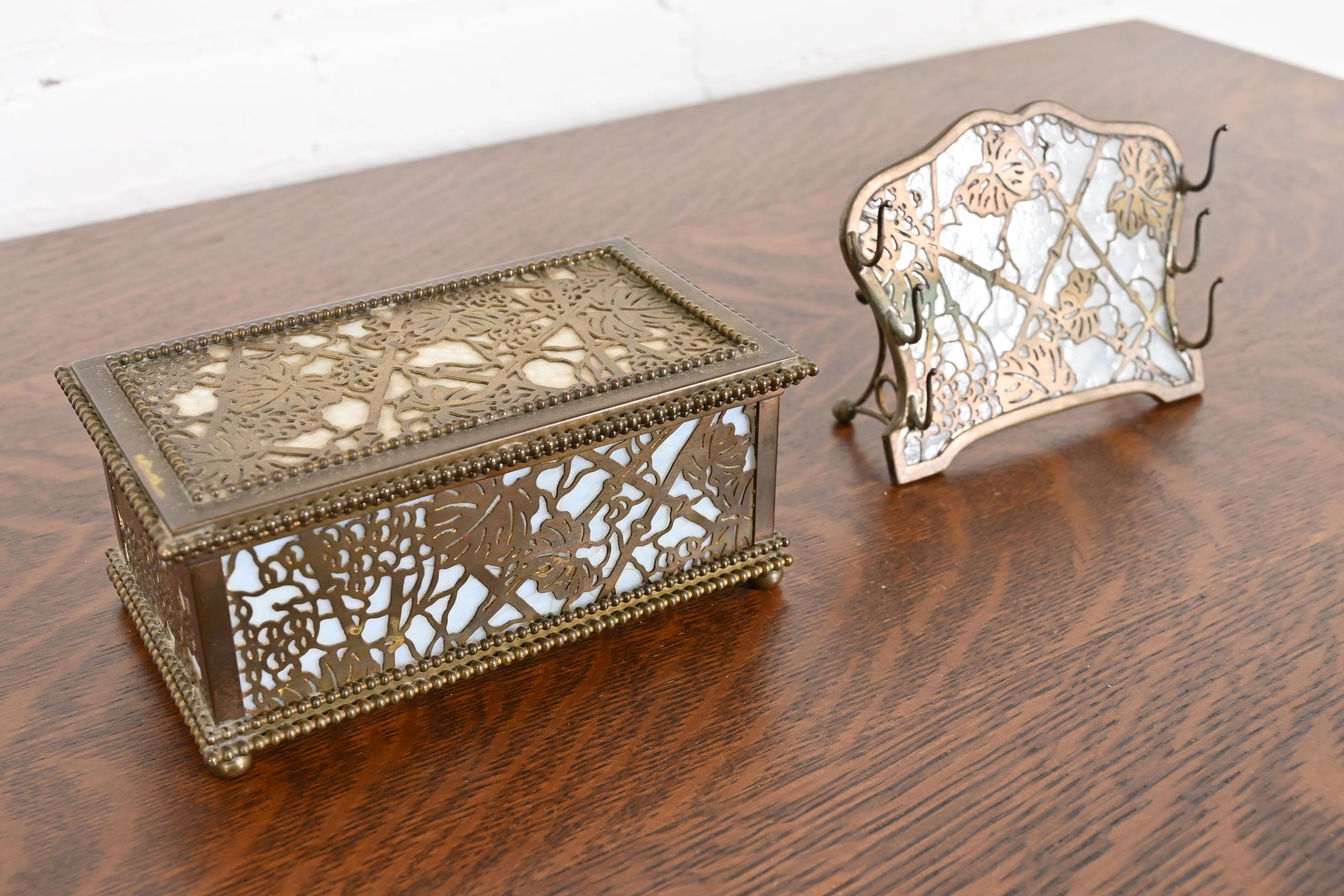 Scatola in bronzo e vetro scoria di Tiffany Studios New York con motivo a vite in vendita 4