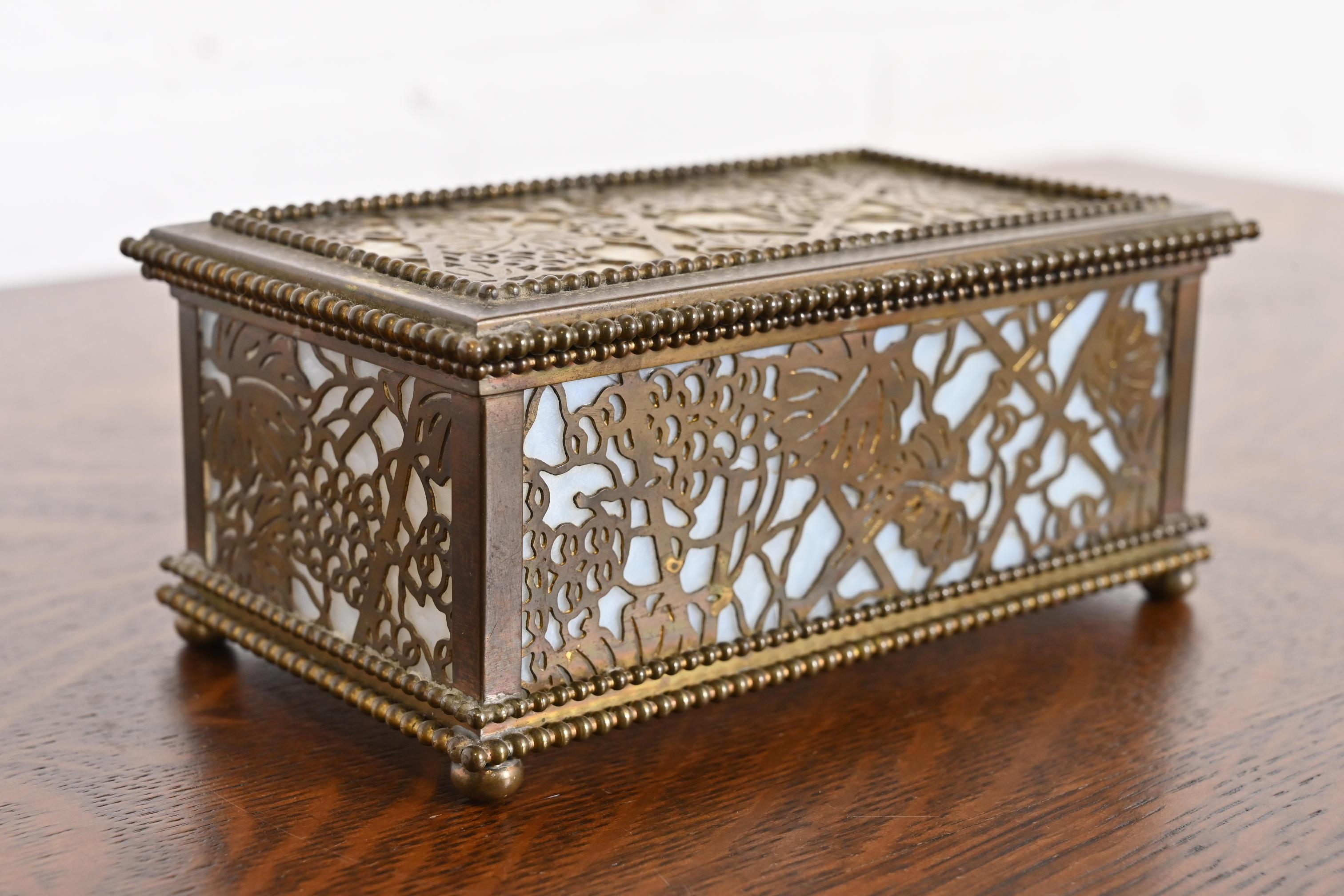 Arts and Crafts Scatola in bronzo e vetro scoria di Tiffany Studios New York con motivo a vite in vendita