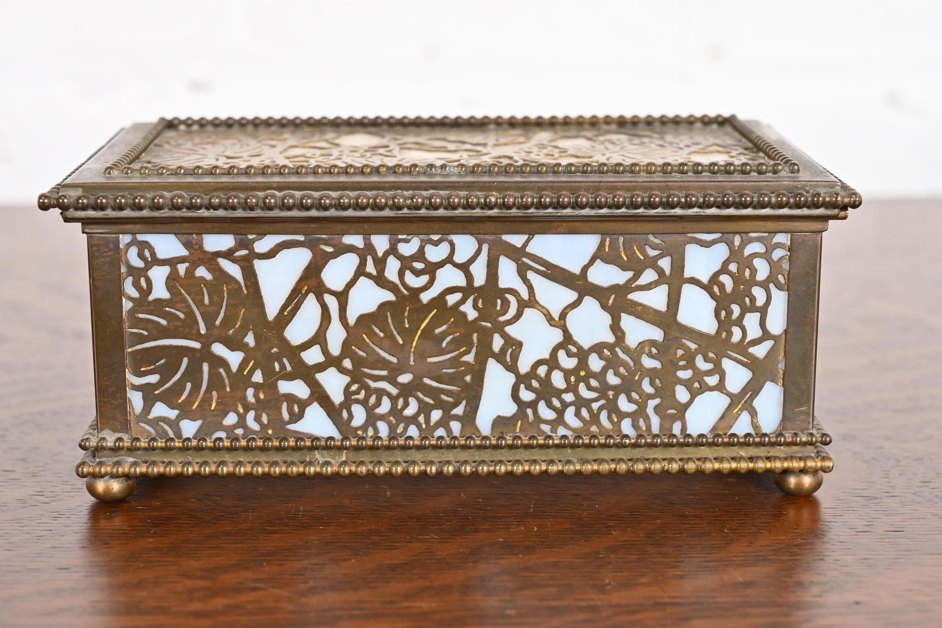 Scatola in bronzo e vetro scoria di Tiffany Studios New York con motivo a vite in vendita 1
