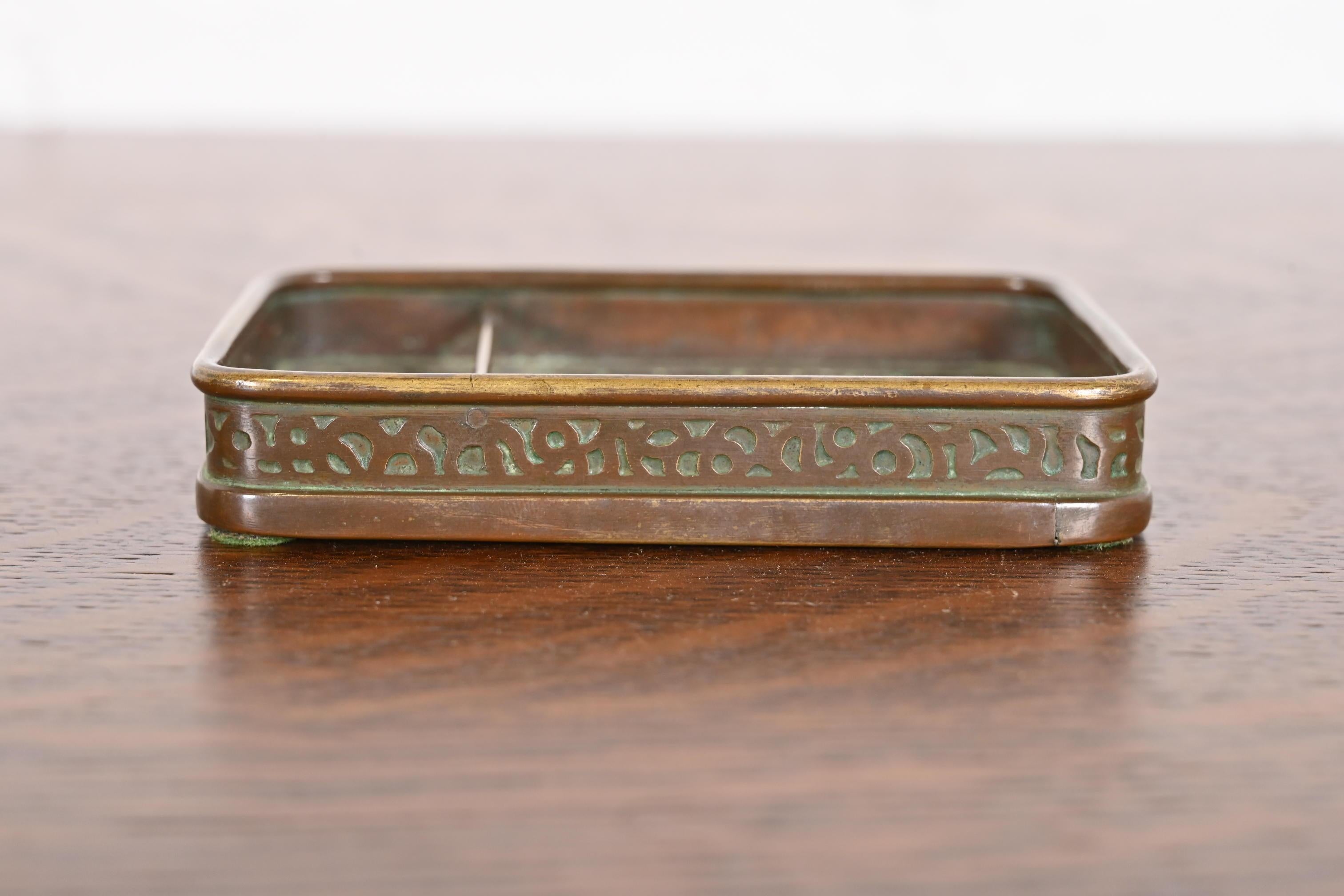 Tiffany Studios New York Grapevine Pattern Bronze and Slag Glass Catchall Tray In Good Condition In South Bend, IN