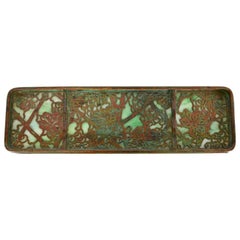 Vassoio per penne in bronzo e vetro scoria di Tiffany Studios New York con motivo a vite