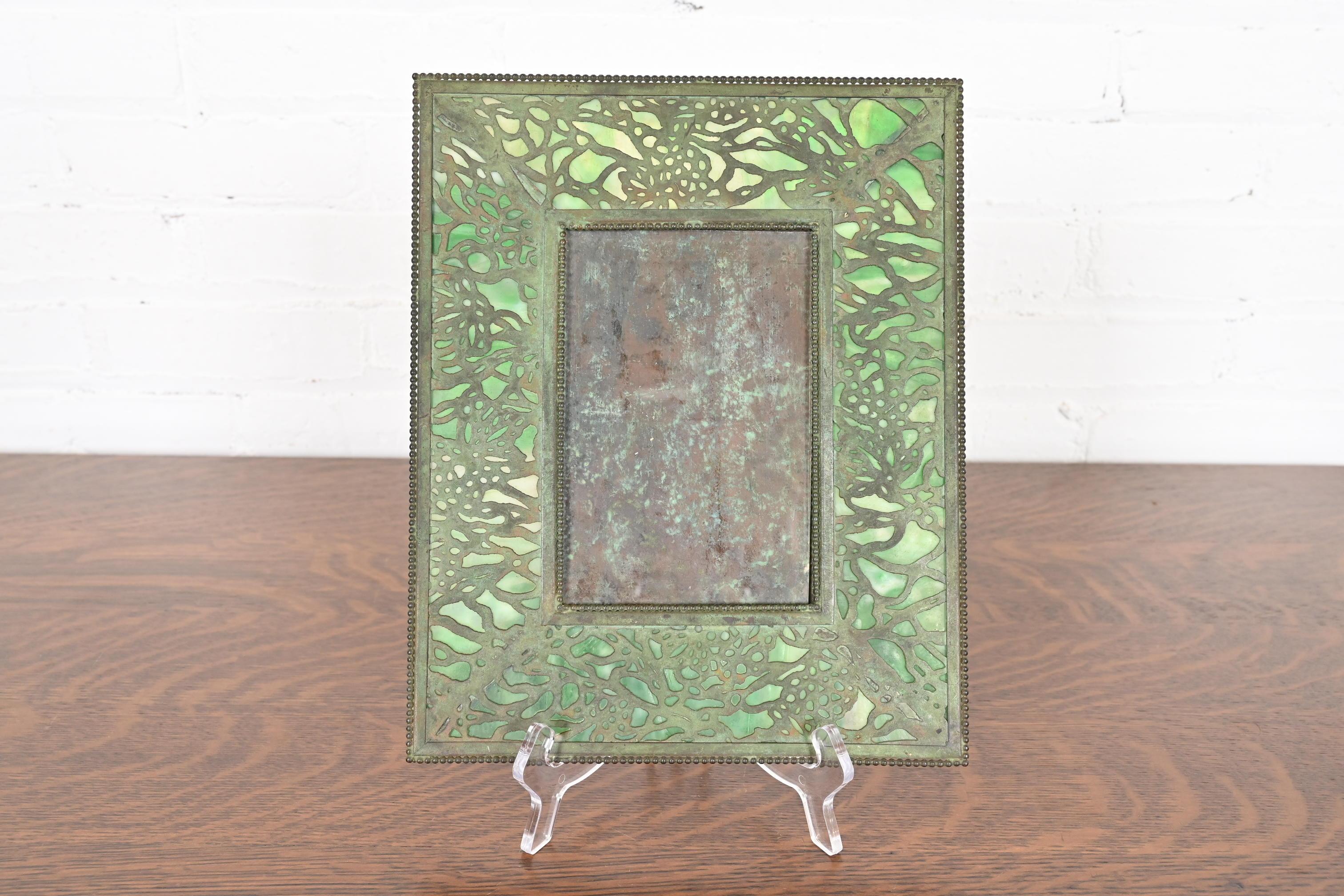Precioso marco antiguo de bronce y cristal de escoria con motivos 
