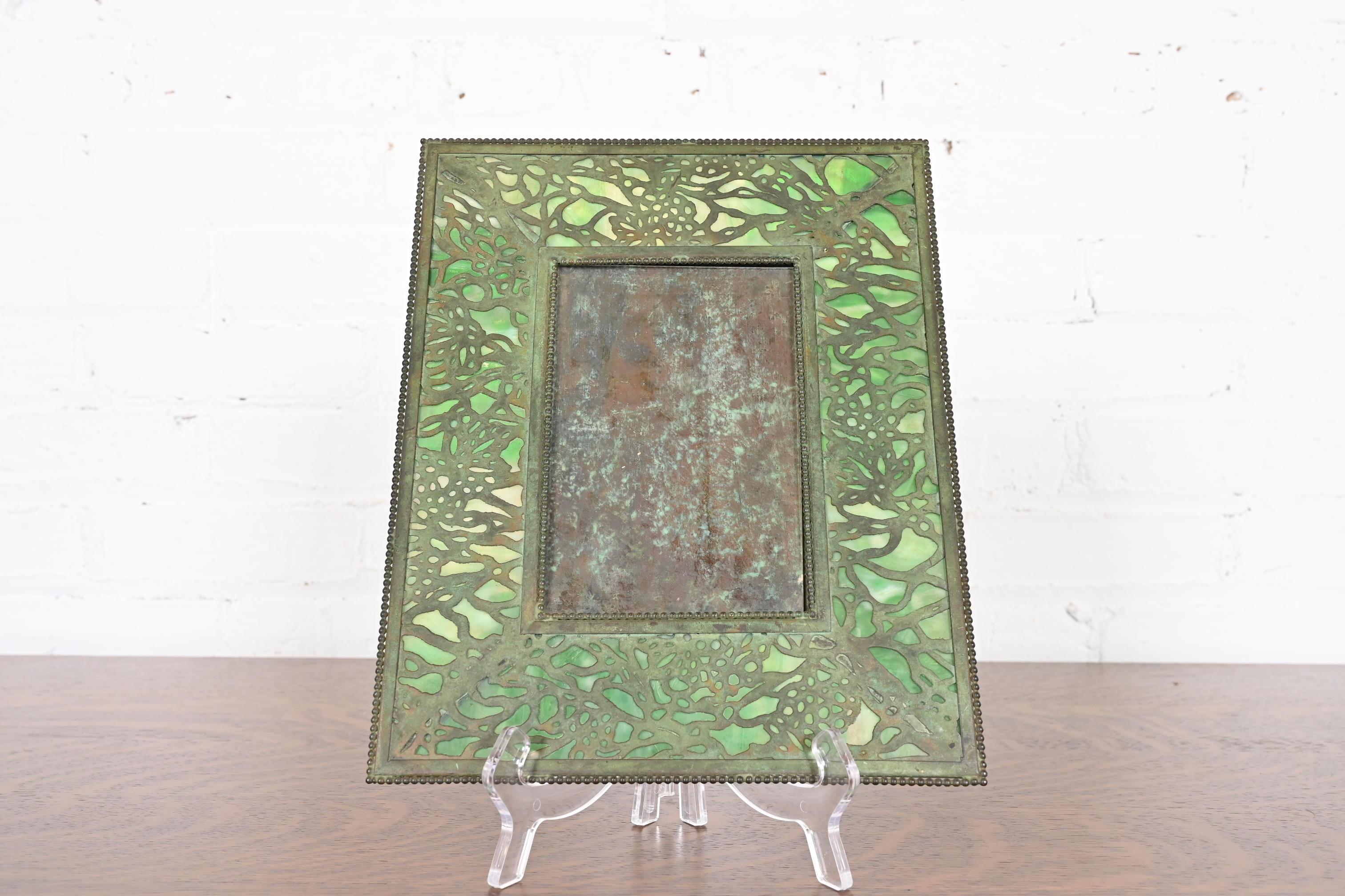 Tiffany Studios Nueva York Marco con motivo de parra, bronce y cristal de escoria Artes y manualidades en venta