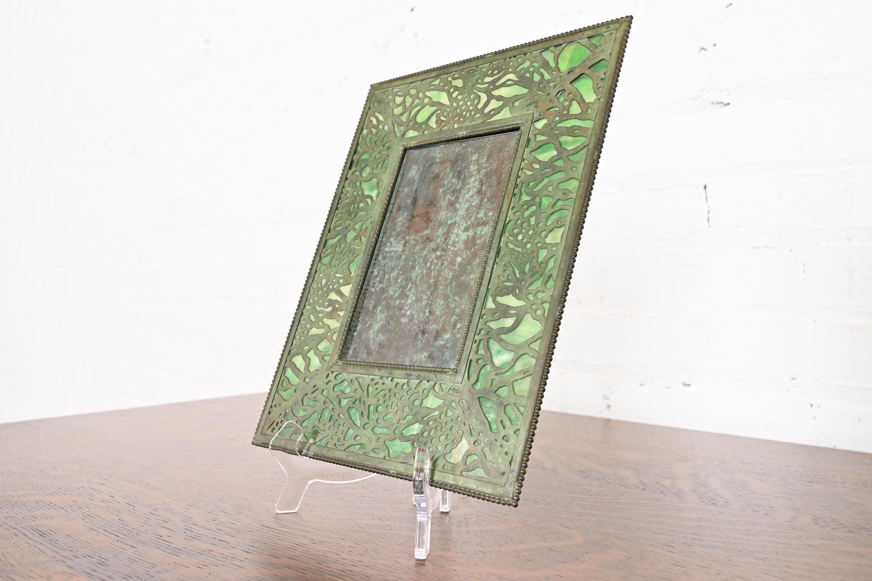 Tiffany Studios Nueva York Marco con motivo de parra, bronce y cristal de escoria Estadounidense en venta