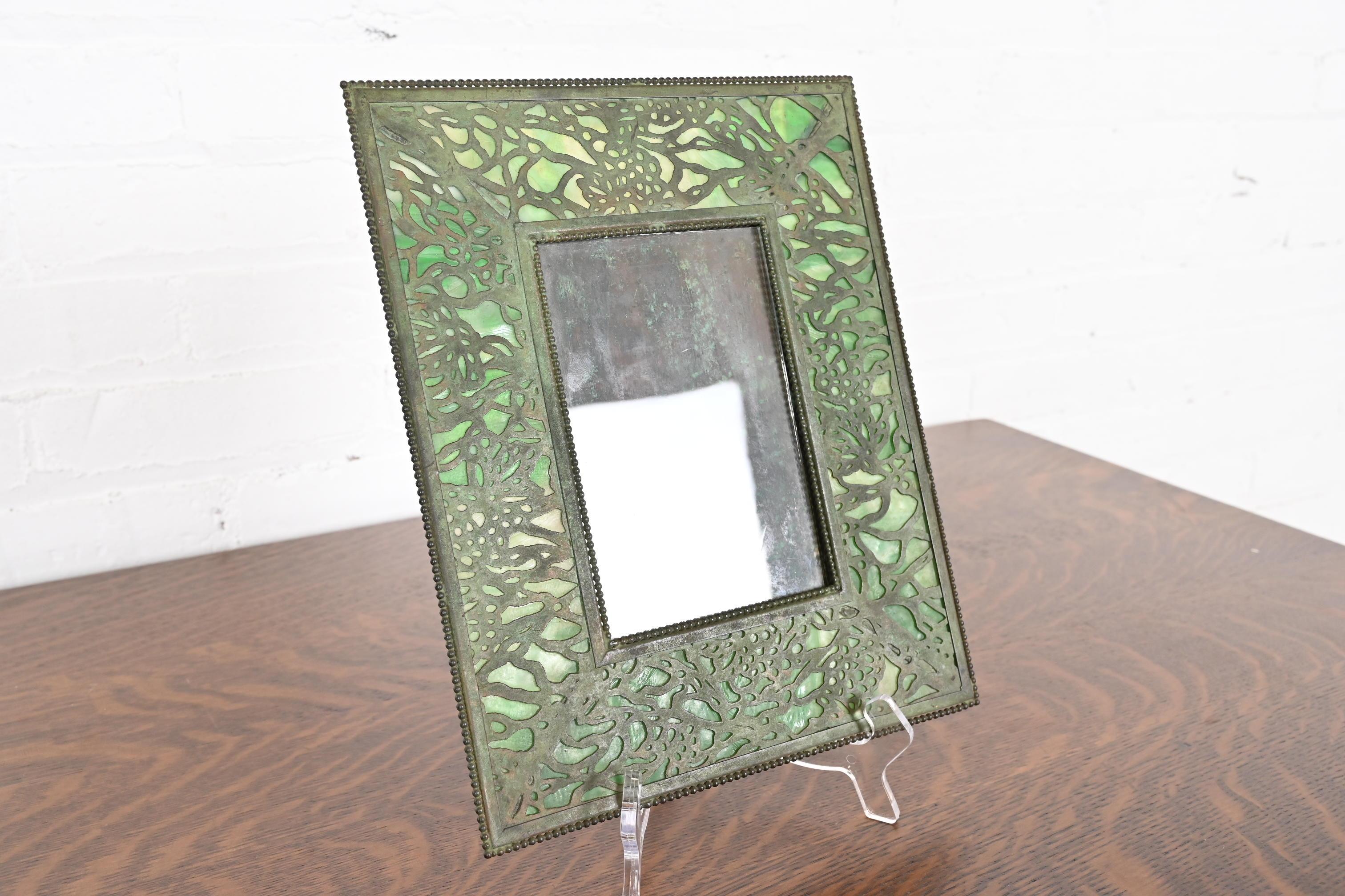 Tiffany Studios Nueva York Marco con motivo de parra, bronce y cristal de escoria en Bueno estado para la venta en South Bend, IN