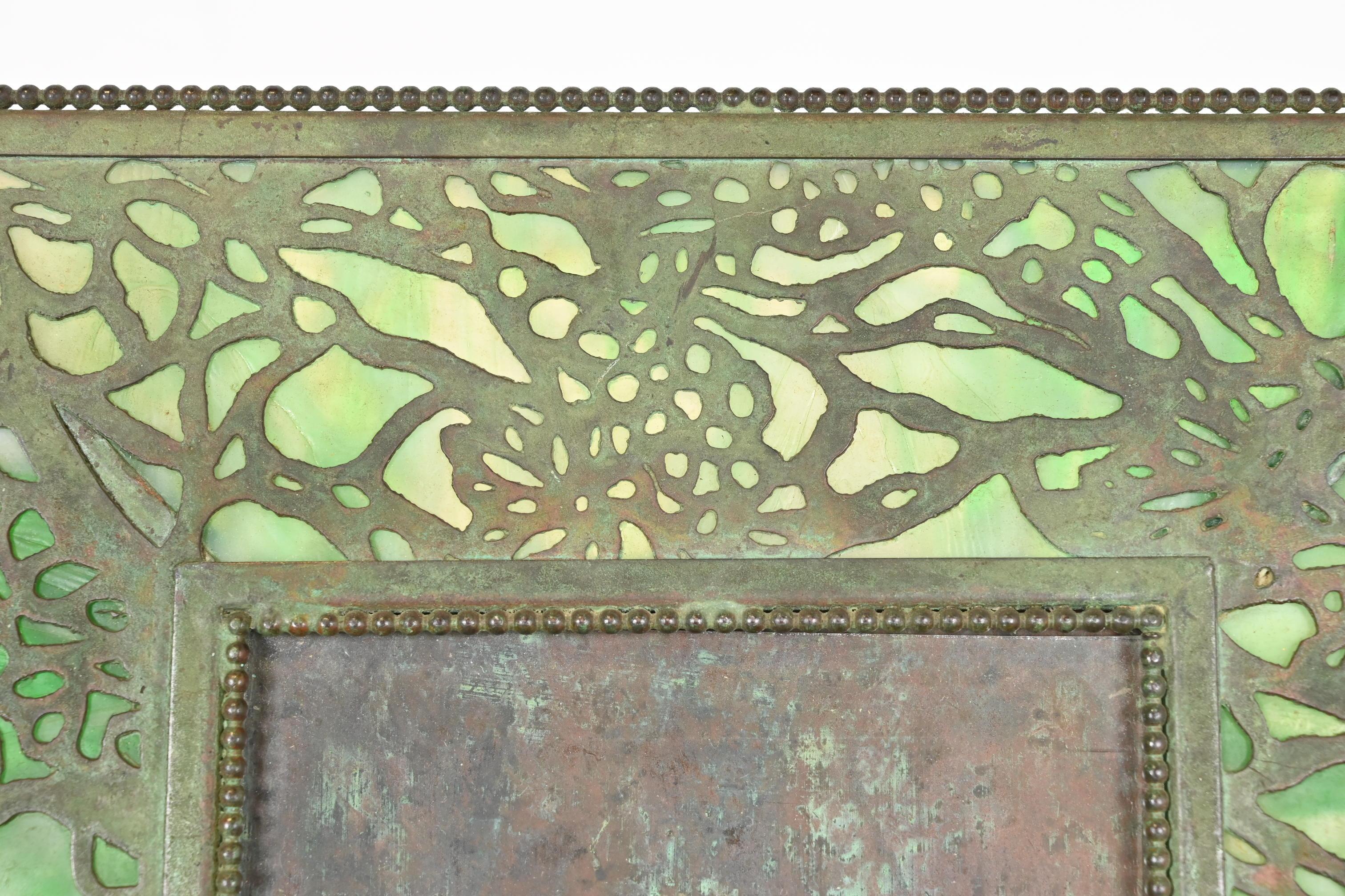 Tiffany Studios Nueva York Marco con motivo de parra, bronce y cristal de escoria siglo XX en venta