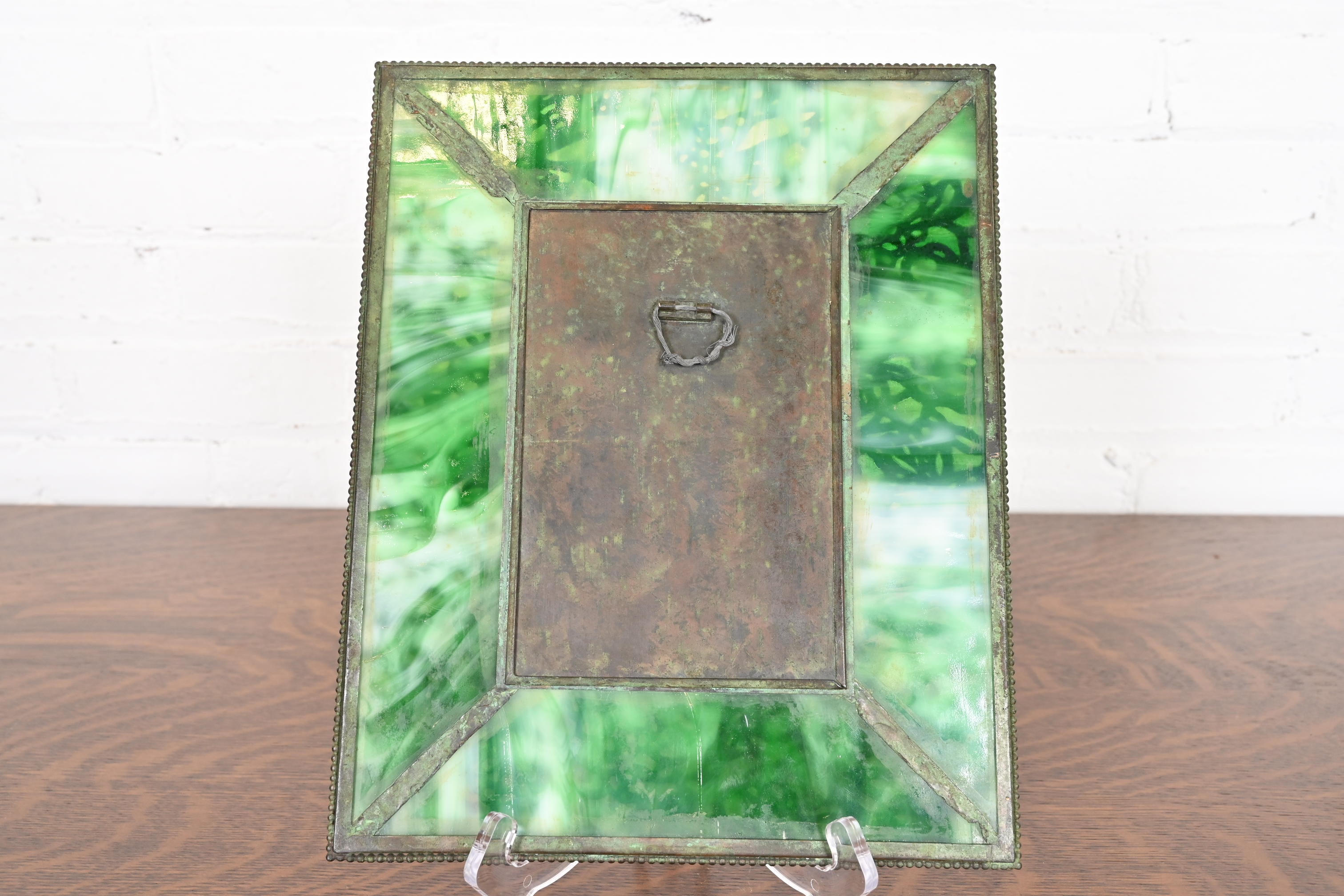 Tiffany Studios Nueva York Marco con motivo de parra, bronce y cristal de escoria en venta 2