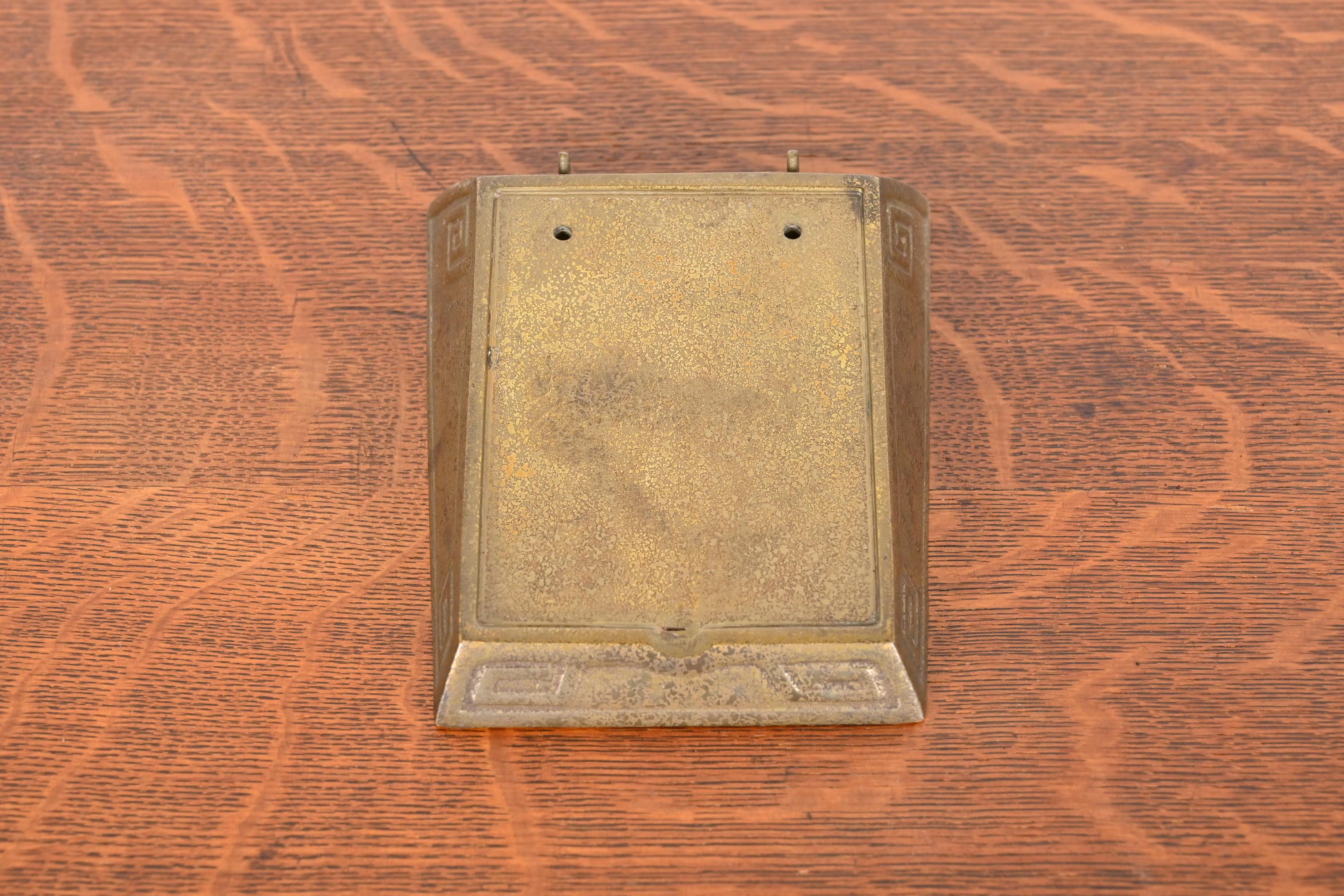 Ein wunderschöner, antiker Tischkalenderhalter aus vergoldeter Bronze mit griechischen Schlüsselmotiven

Von Tiffany Studios (signiert auf der Unterseite)

New York, USA, Anfang des 20. Jahrhunderts

Maße: 4,75 