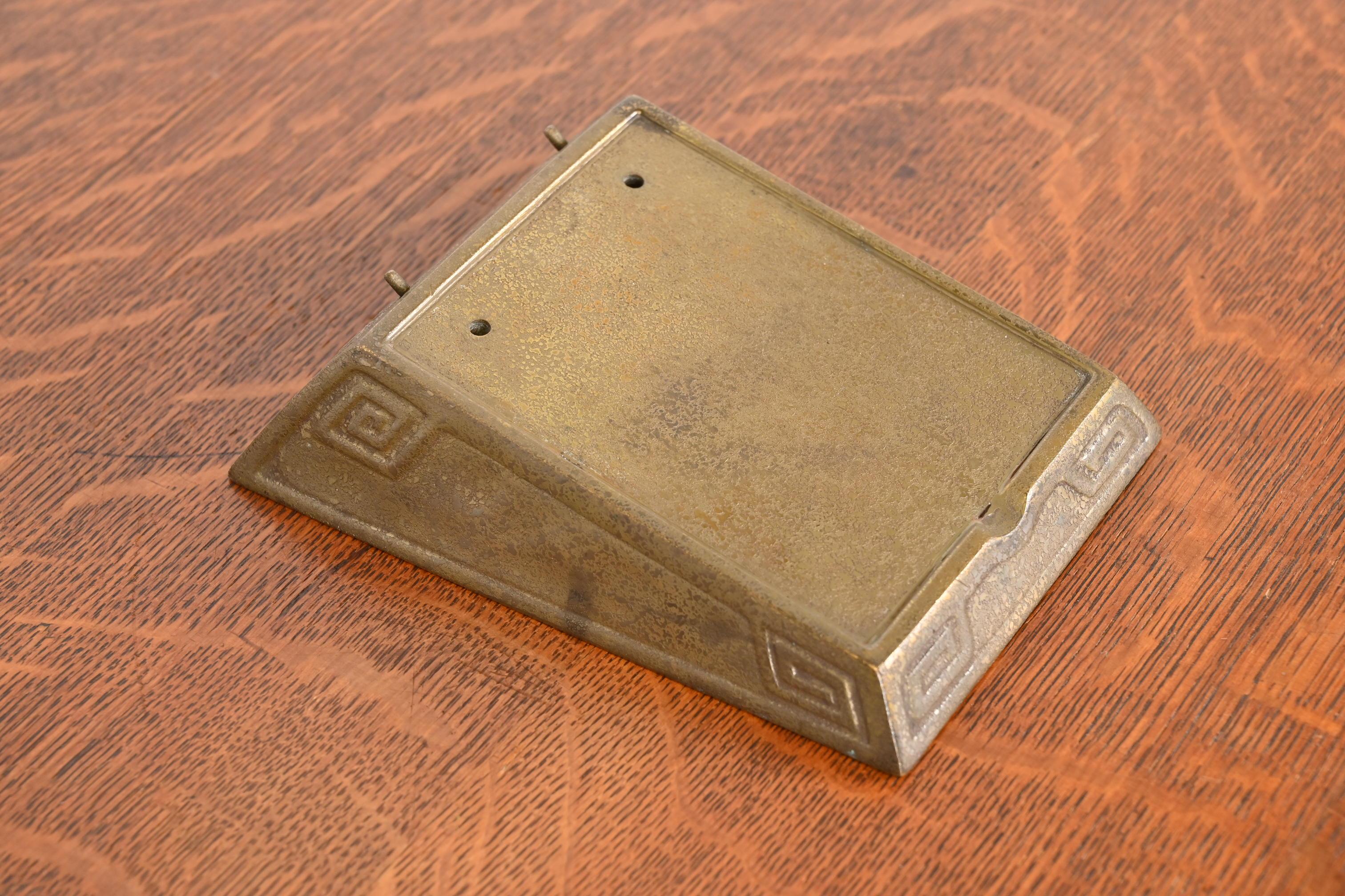 Tiffany Studios New York Griechischer Schlüssel Bronze-Schreibtisch Kalender oder Schreibtischhalter (20. Jahrhundert) im Angebot