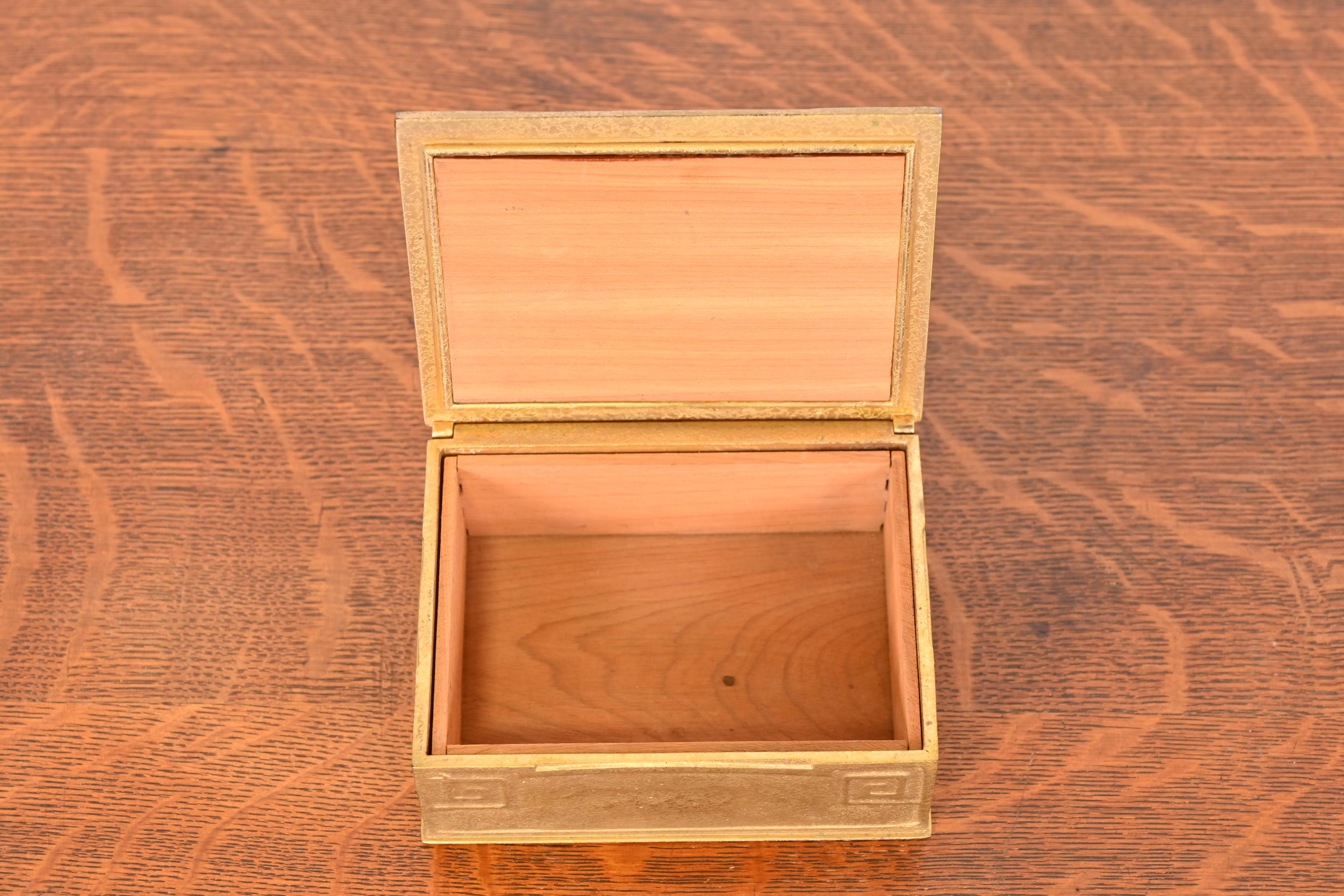 Boîte à cigares en bronze doré avec clé grecque, Tiffany Studios New York, Circa 1910 en vente 4