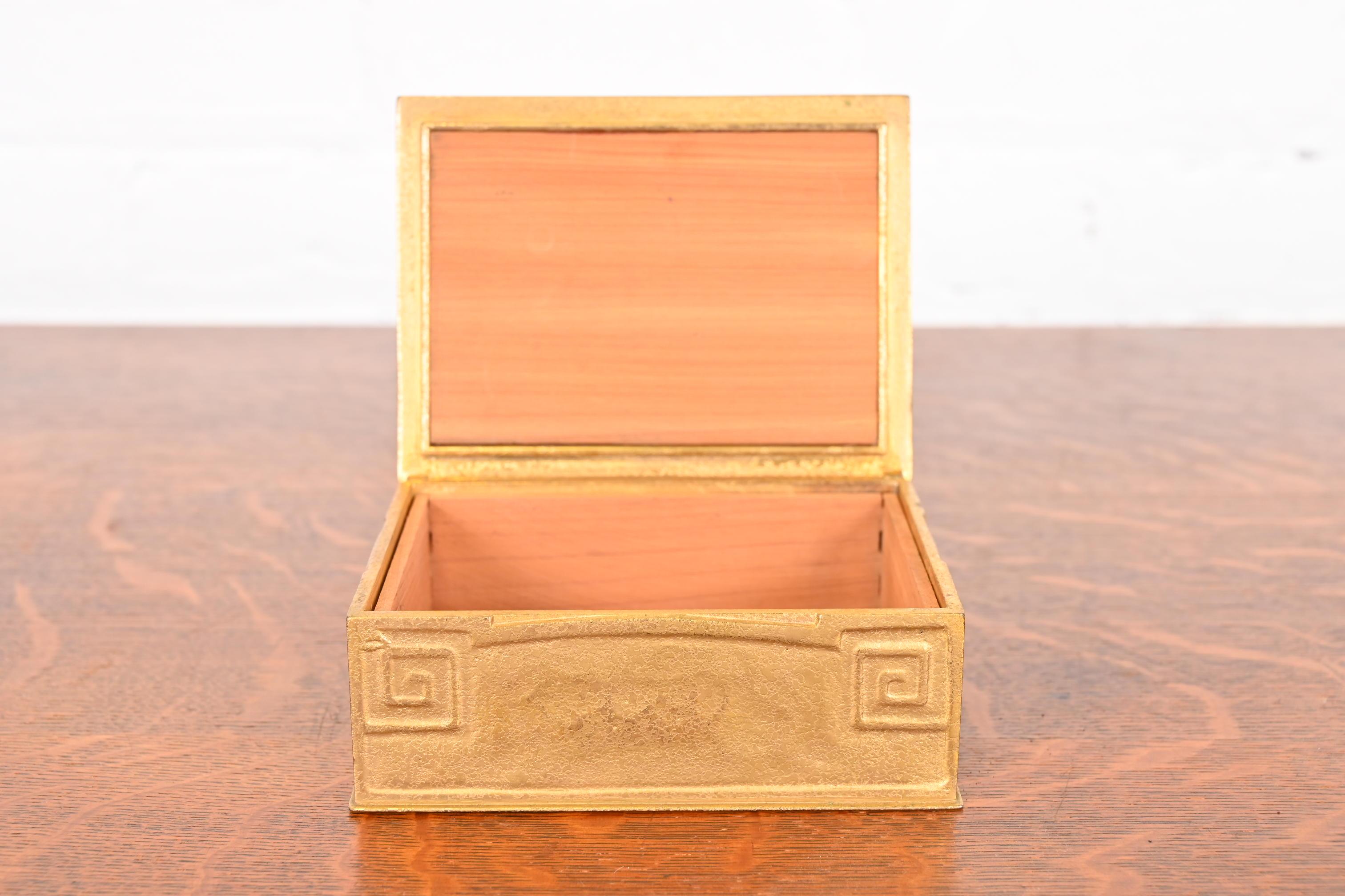 Boîte à cigares en bronze doré avec clé grecque, Tiffany Studios New York, Circa 1910 en vente 5