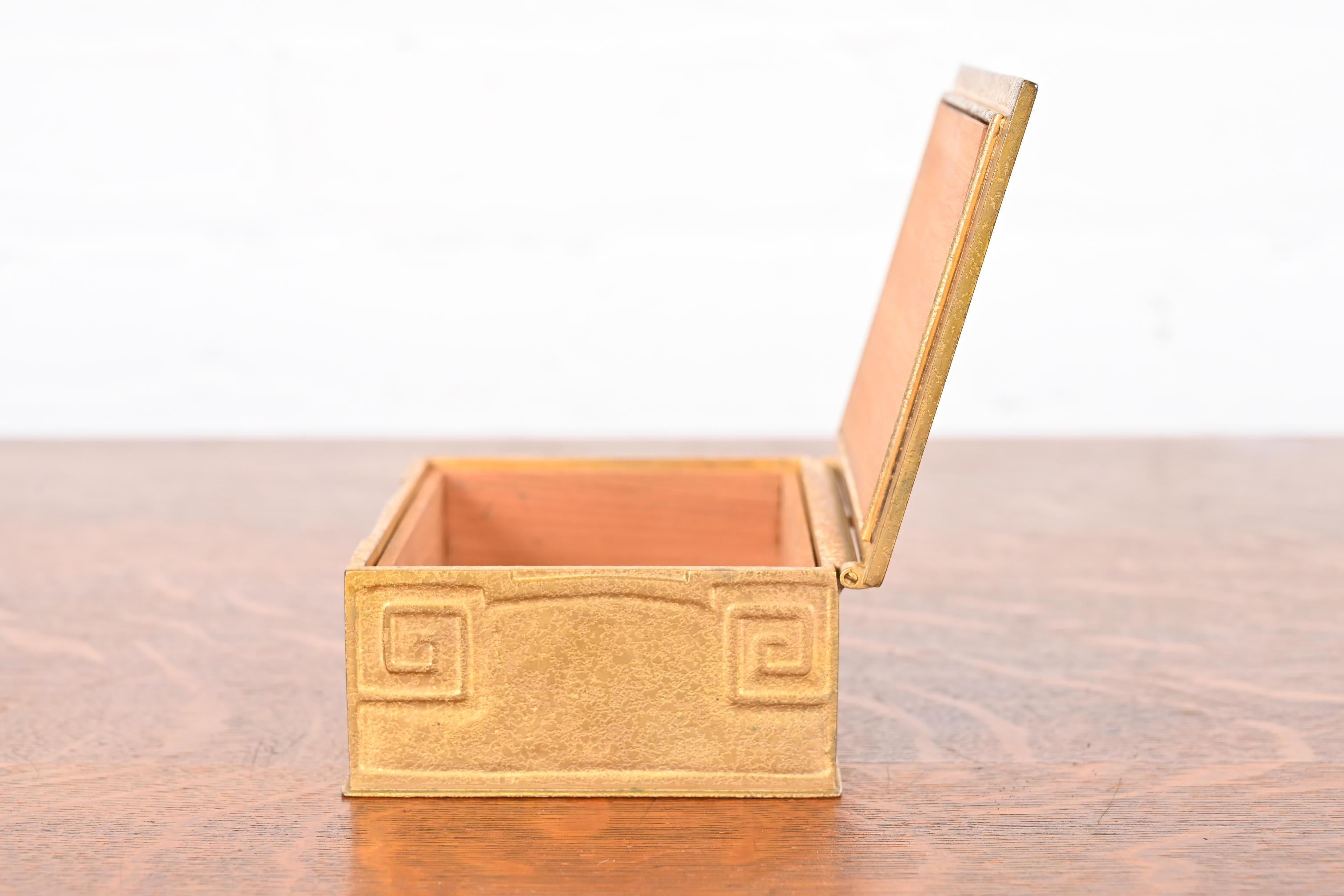 Boîte à cigares en bronze doré avec clé grecque, Tiffany Studios New York, Circa 1910 en vente 7