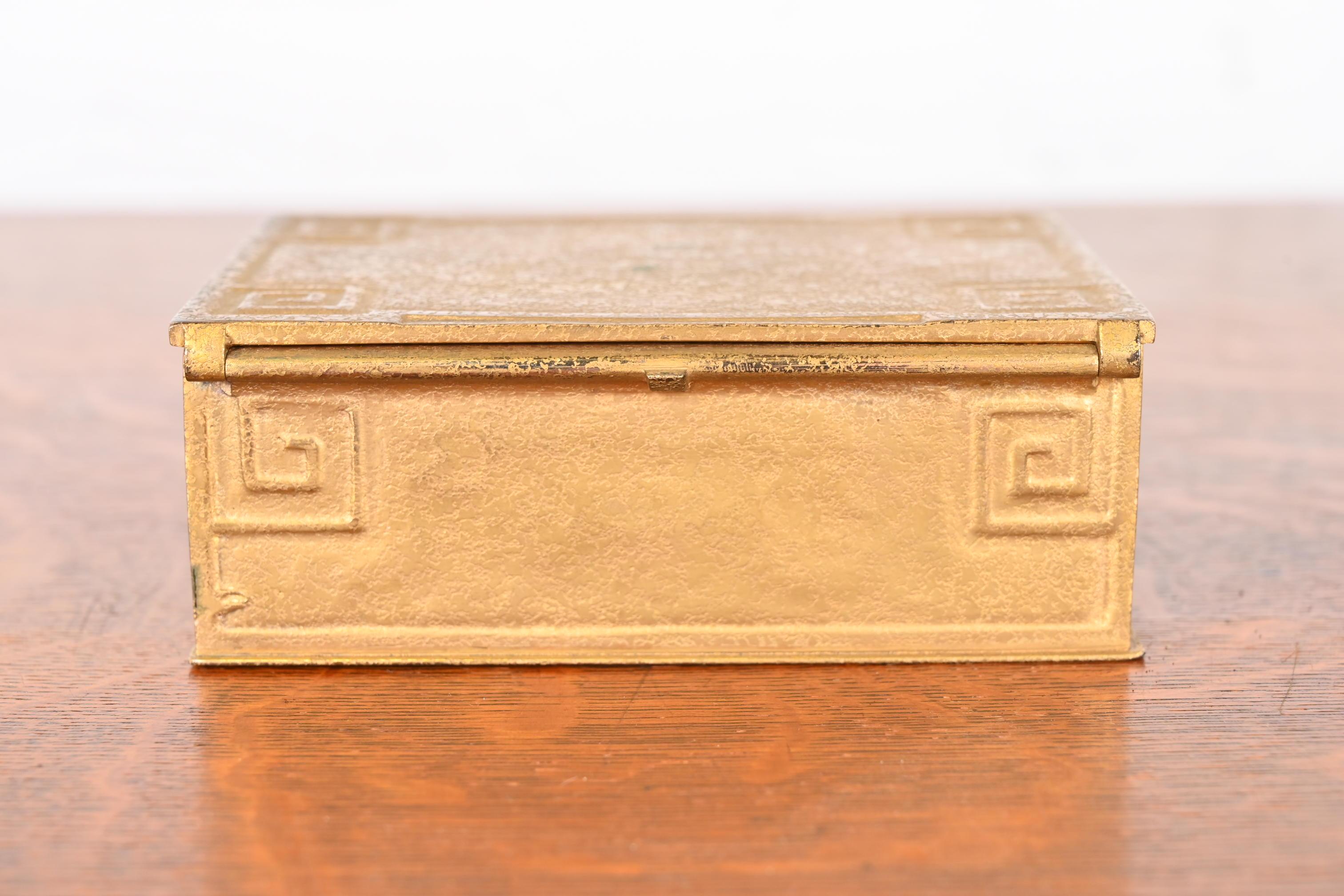 Boîte à cigares en bronze doré avec clé grecque, Tiffany Studios New York, Circa 1910 en vente 9