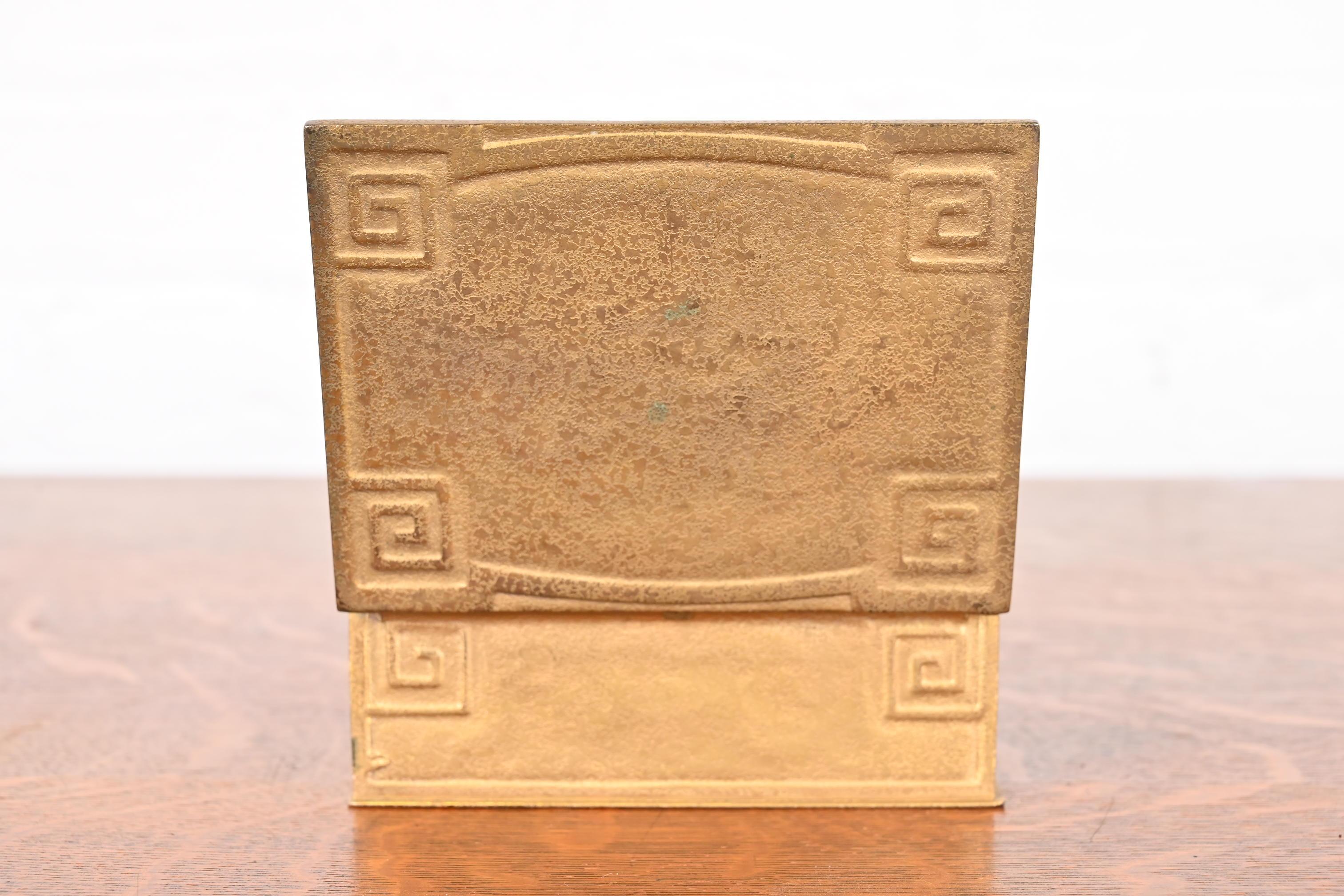 Boîte à cigares en bronze doré avec clé grecque, Tiffany Studios New York, Circa 1910 en vente 10