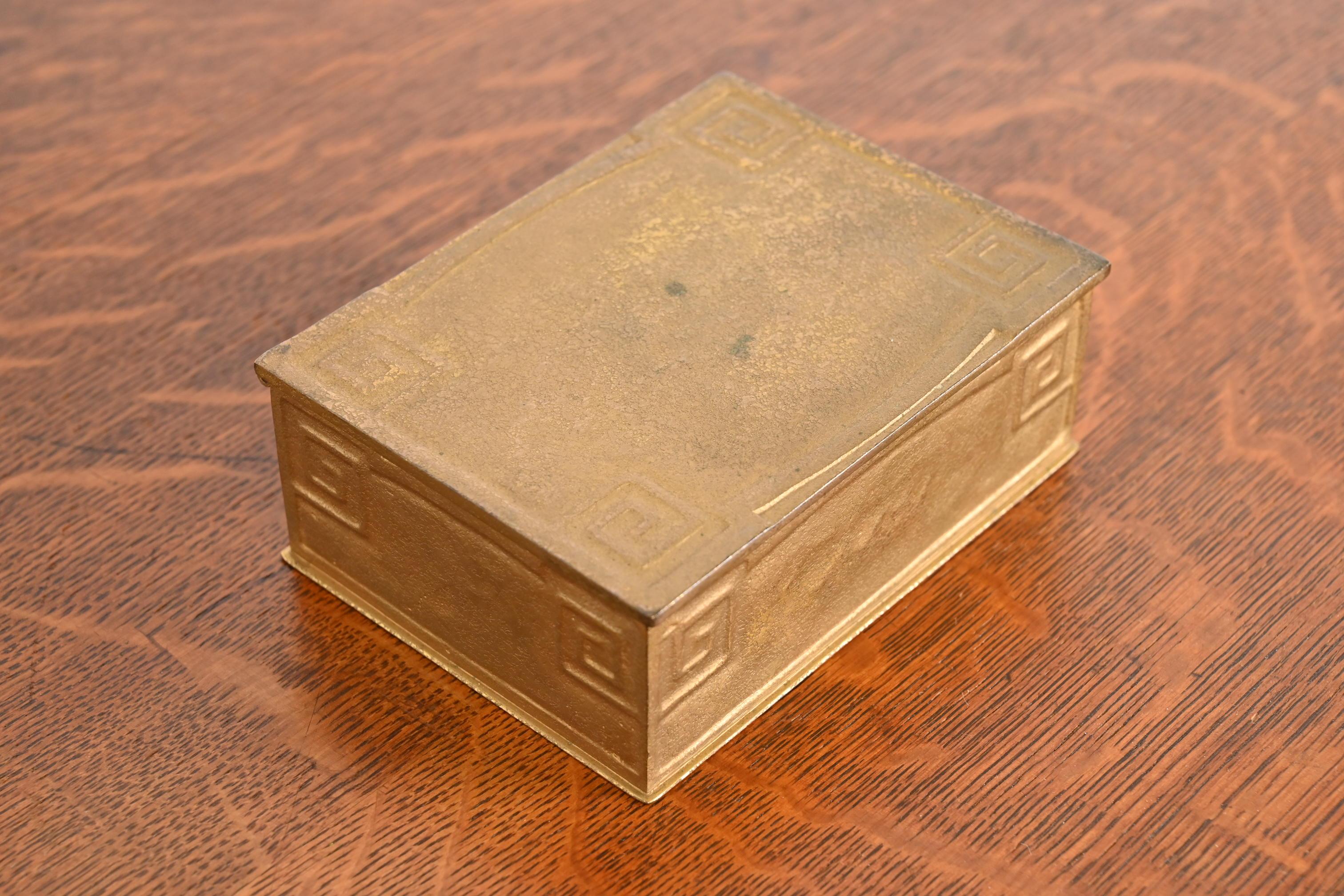 Bronze Boîte à cigares en bronze doré avec clé grecque, Tiffany Studios New York, Circa 1910 en vente
