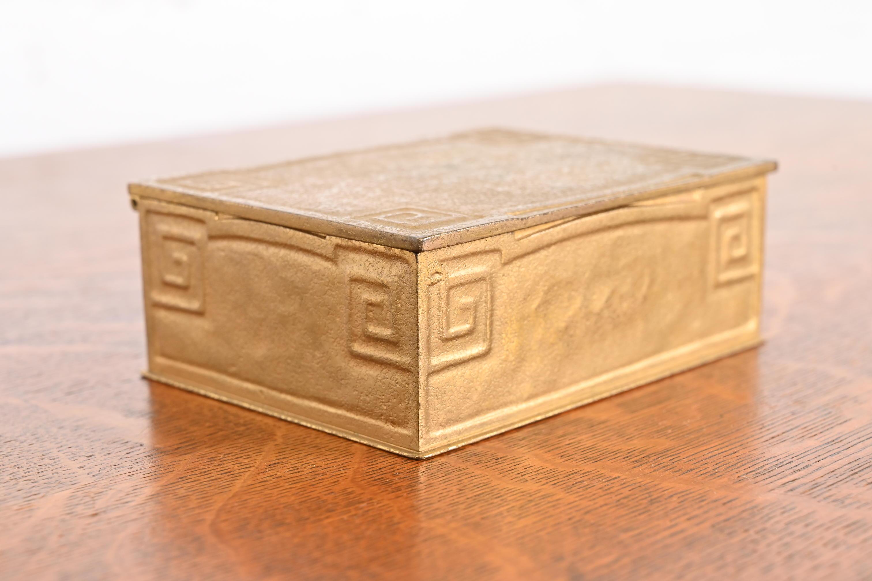 Boîte à cigares en bronze doré avec clé grecque, Tiffany Studios New York, Circa 1910 en vente 1