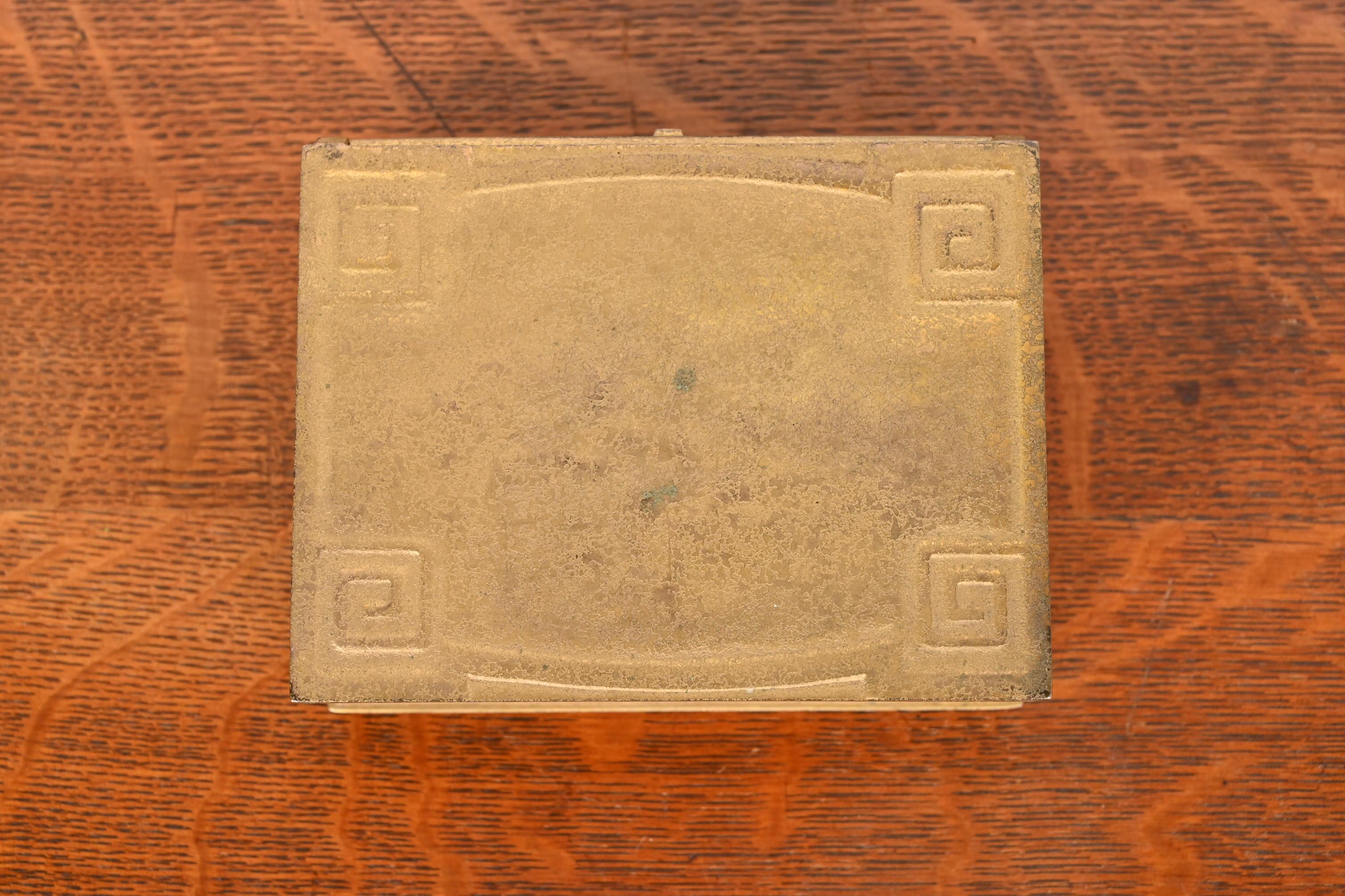 Boîte à cigares en bronze doré avec clé grecque, Tiffany Studios New York, Circa 1910 en vente 2