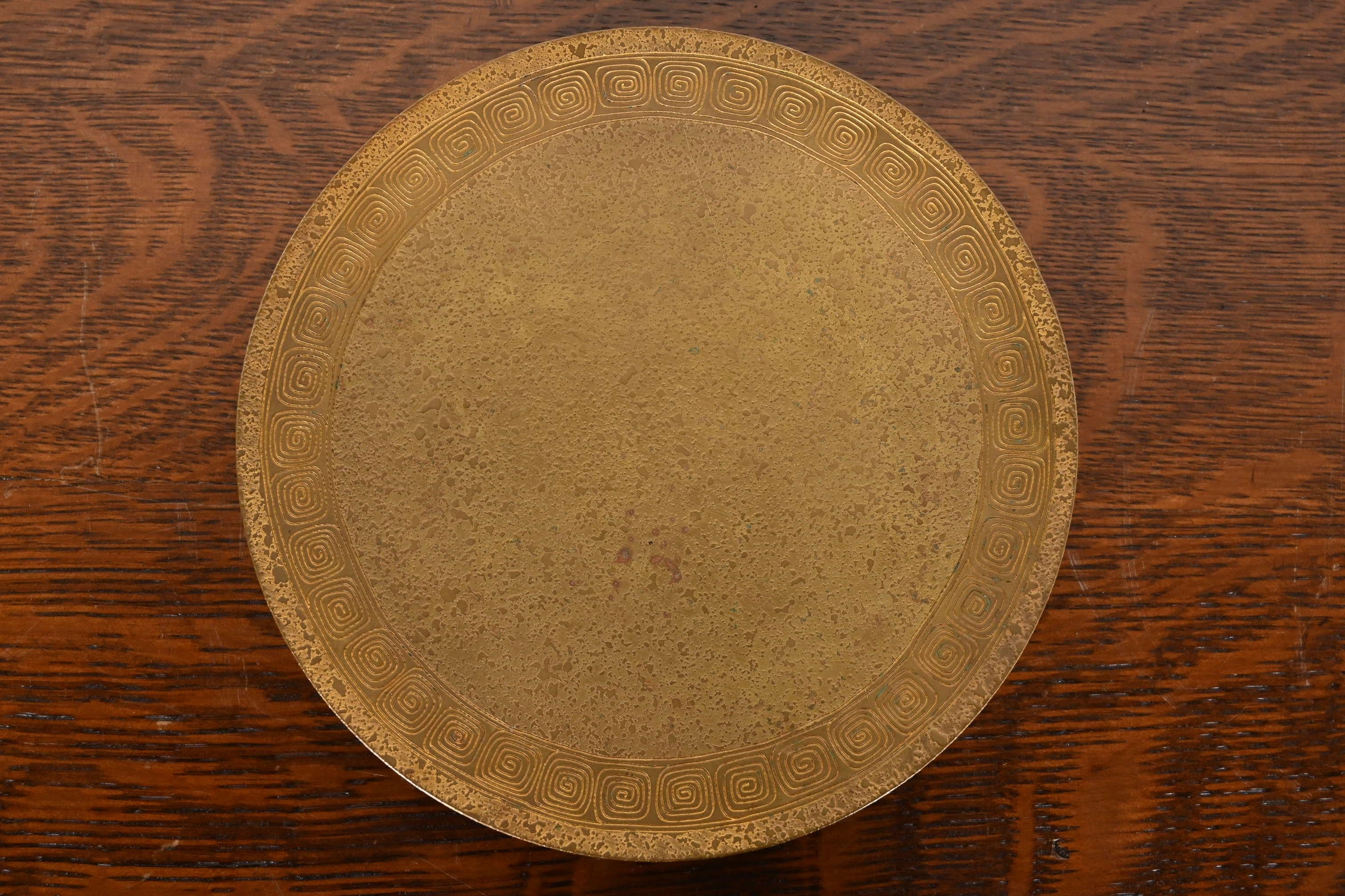Eine prächtige Arts & Crafts oder Art Deco Periode vergoldete Bronze fußte Ladeplatte, Serviertablett, oder tazza mit griechischen Schlüssel Design

Von Tiffany Studios (signiert auf der Unterseite)

New York, USA, Anfang des 20. Jahrhunderts

Maße: