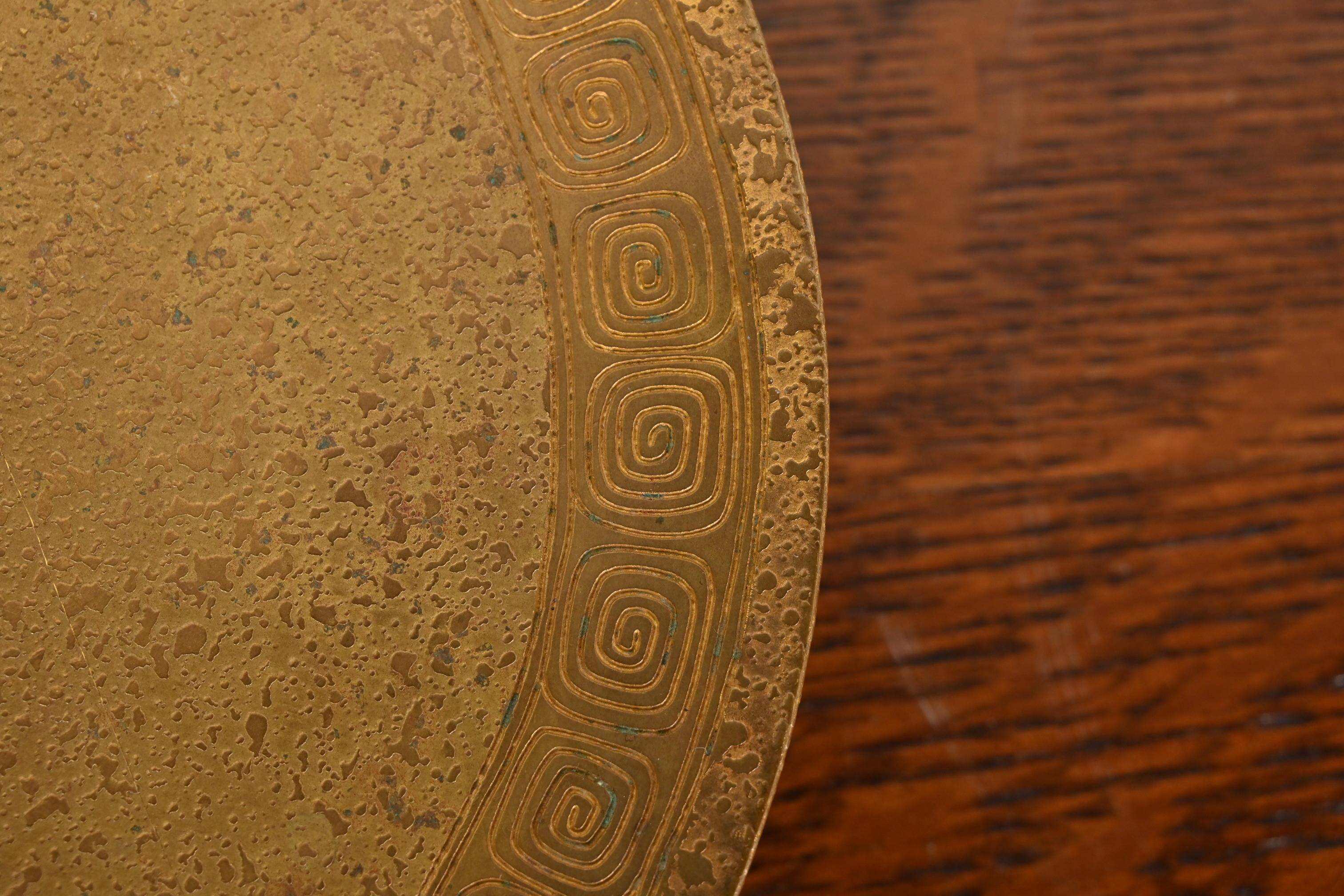 Tiffany Studios New York Griechischer Schlüssel Bronze Doré Fuß Charger Teller oder Tazza (20. Jahrhundert) im Angebot