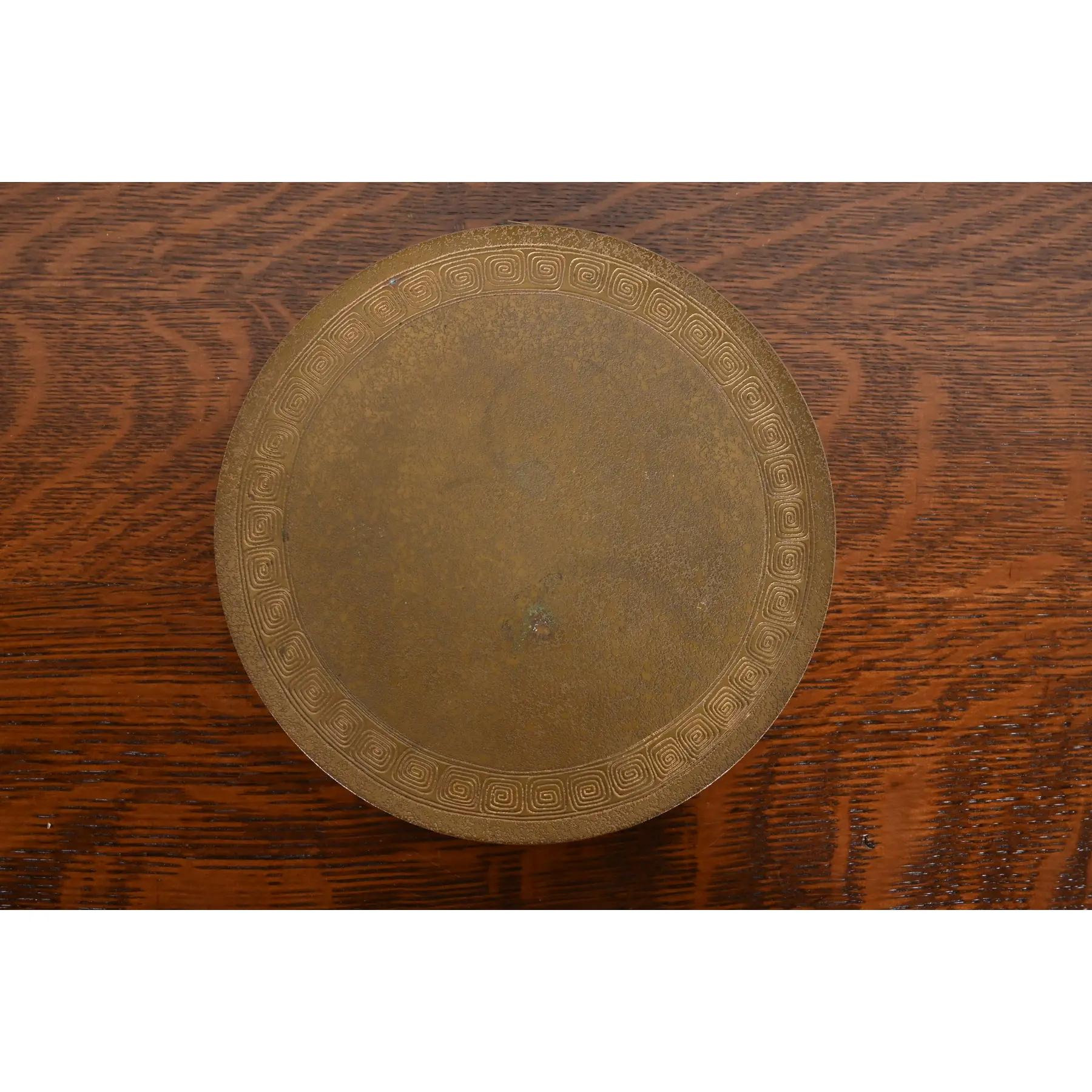 Eine prächtige Arts & Crafts oder Art Deco Periode Bronze Fuß Ladeplatte oder Serviertablett mit Greek Key Design

Von Tiffany Studios (signiert auf der Unterseite)

New York, USA, Anfang des 20. Jahrhunderts

Maße: 8 
