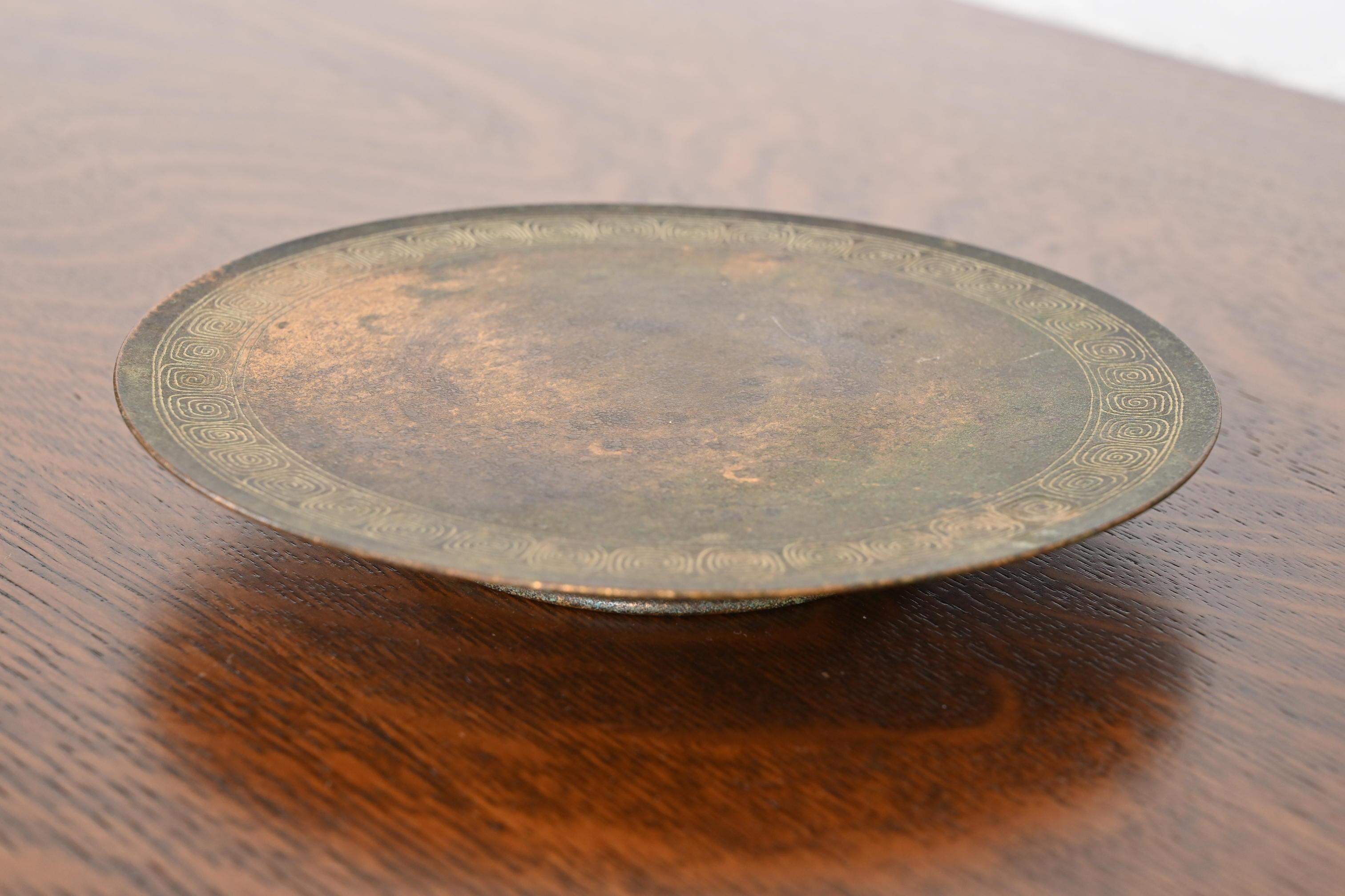 Arts and Crafts Tiffany Studios New York - Assiette ou plateau à charge sur pied en bronze avec clé grecque en vente