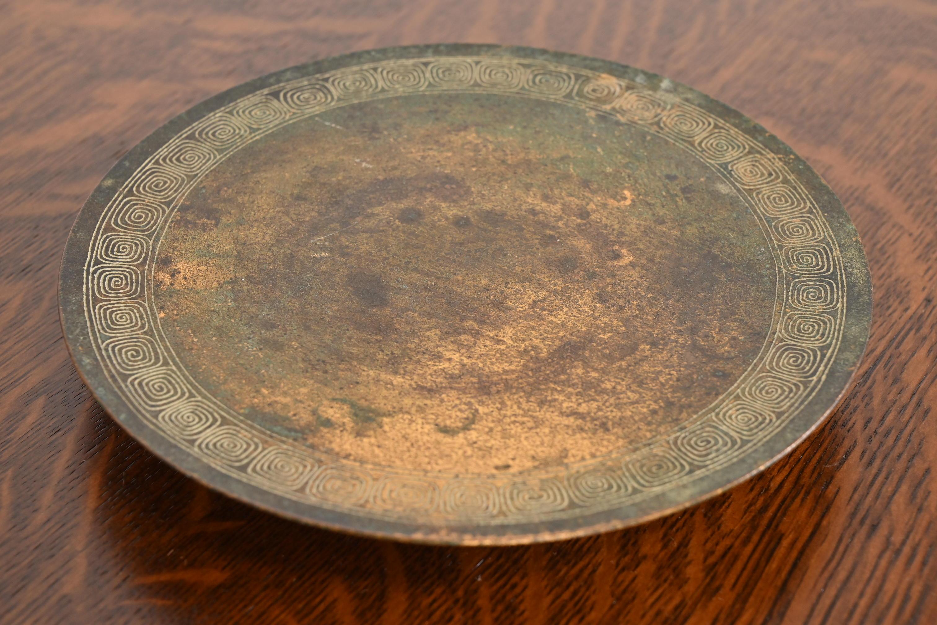 Américain Tiffany Studios New York - Assiette ou plateau à charge sur pied en bronze avec clé grecque en vente