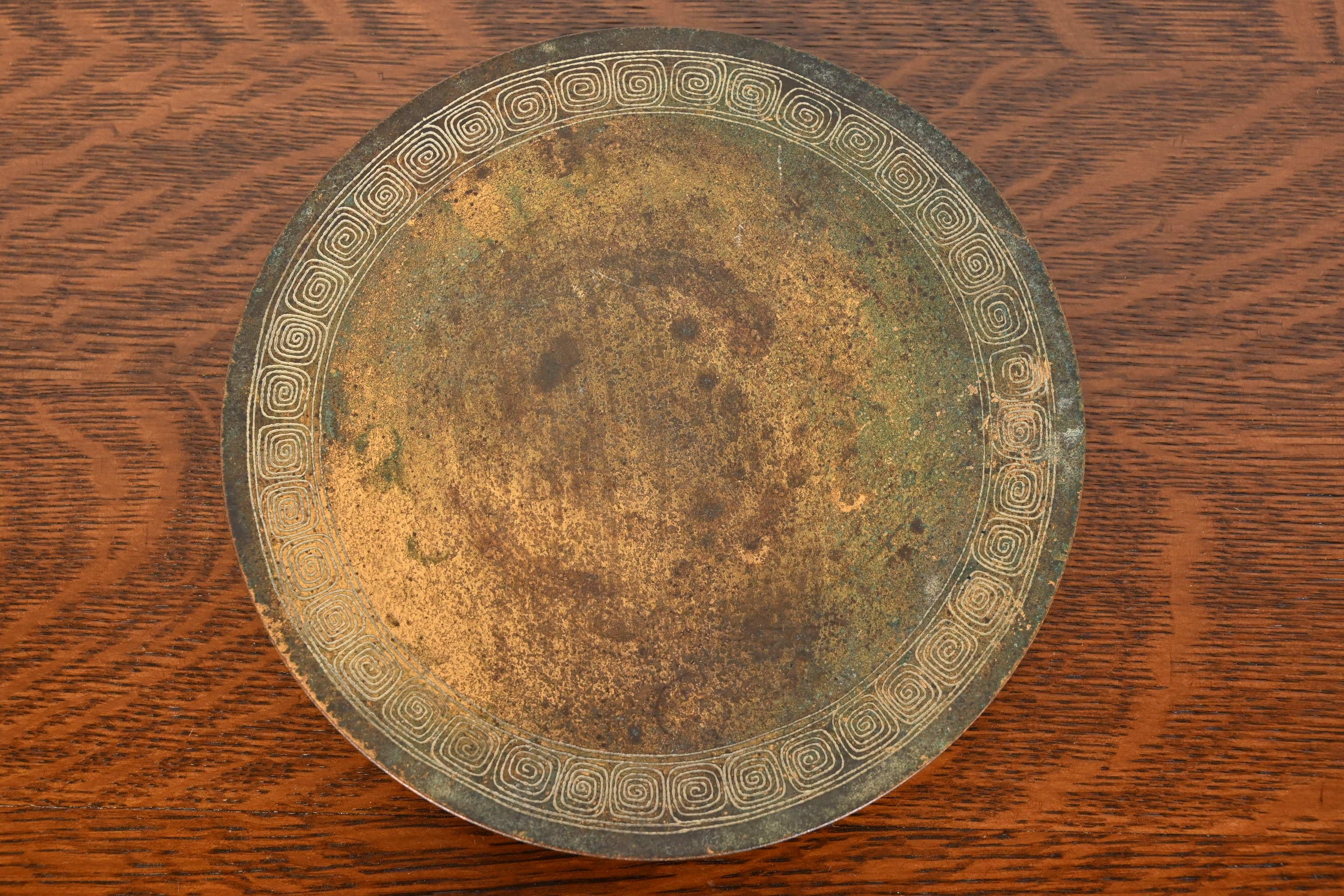 Tiffany Studios New York - Assiette ou plateau à charge sur pied en bronze avec clé grecque Bon état - En vente à South Bend, IN