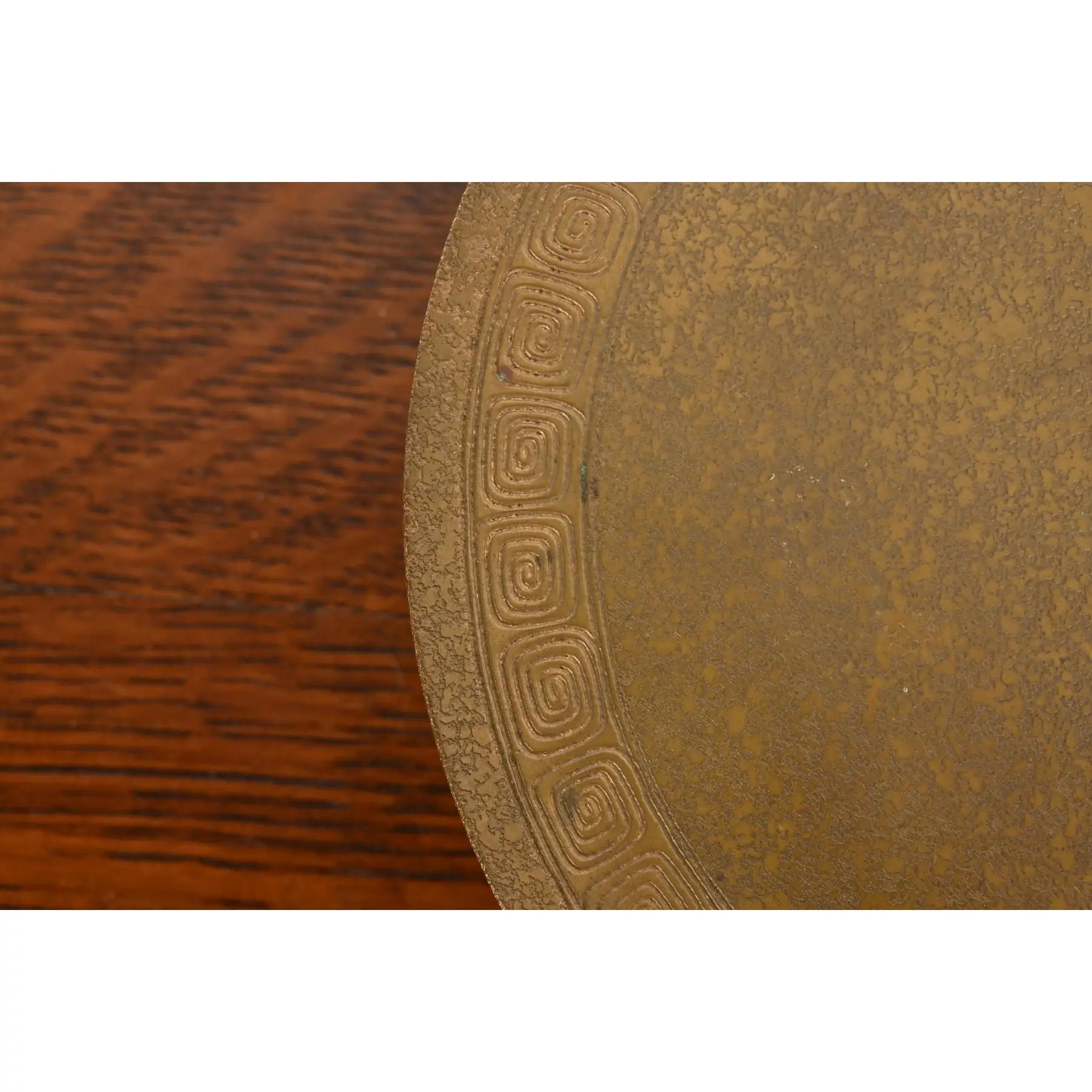 Tiffany Studios New York Griechischer Schlüssel Bronze-Platten- oder Tablettteller mit Fuß aus Bronze im Zustand „Gut“ im Angebot in South Bend, IN